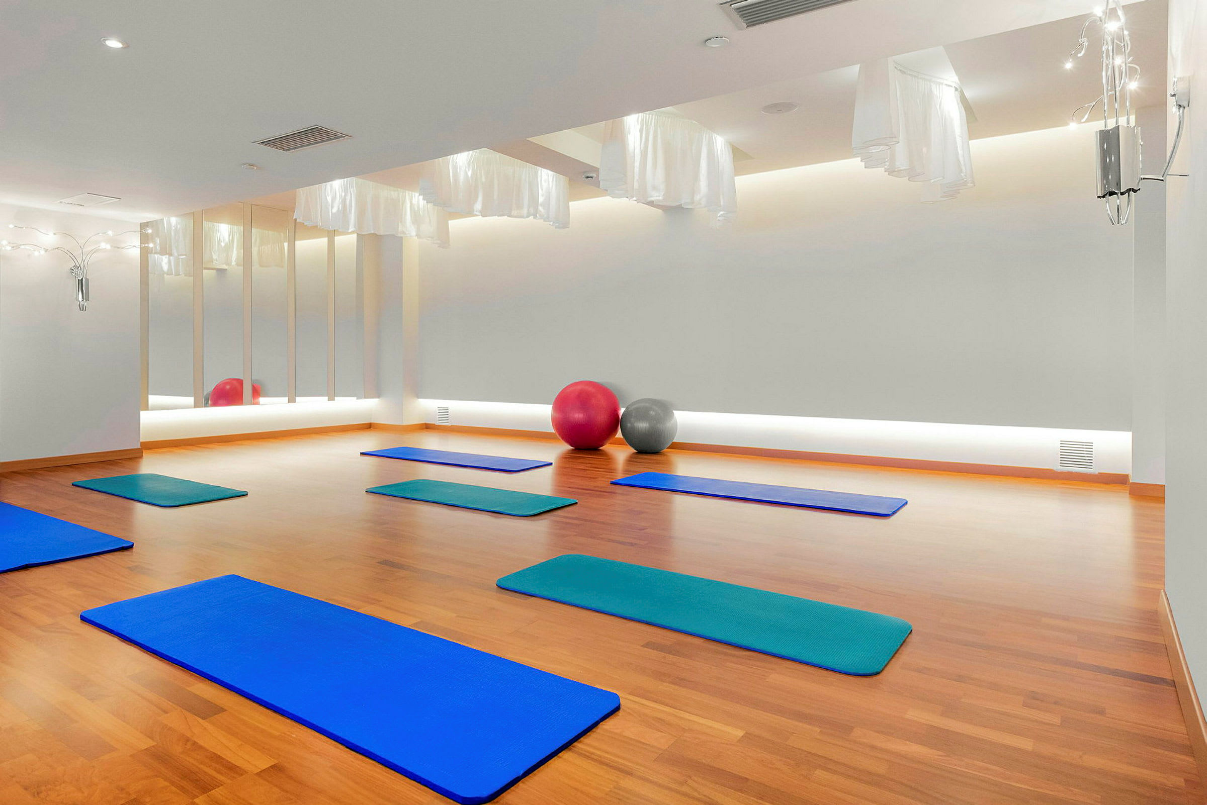 Træningsrum med yogamåtter og pilatesbolde. (AI-genereret tekst)
