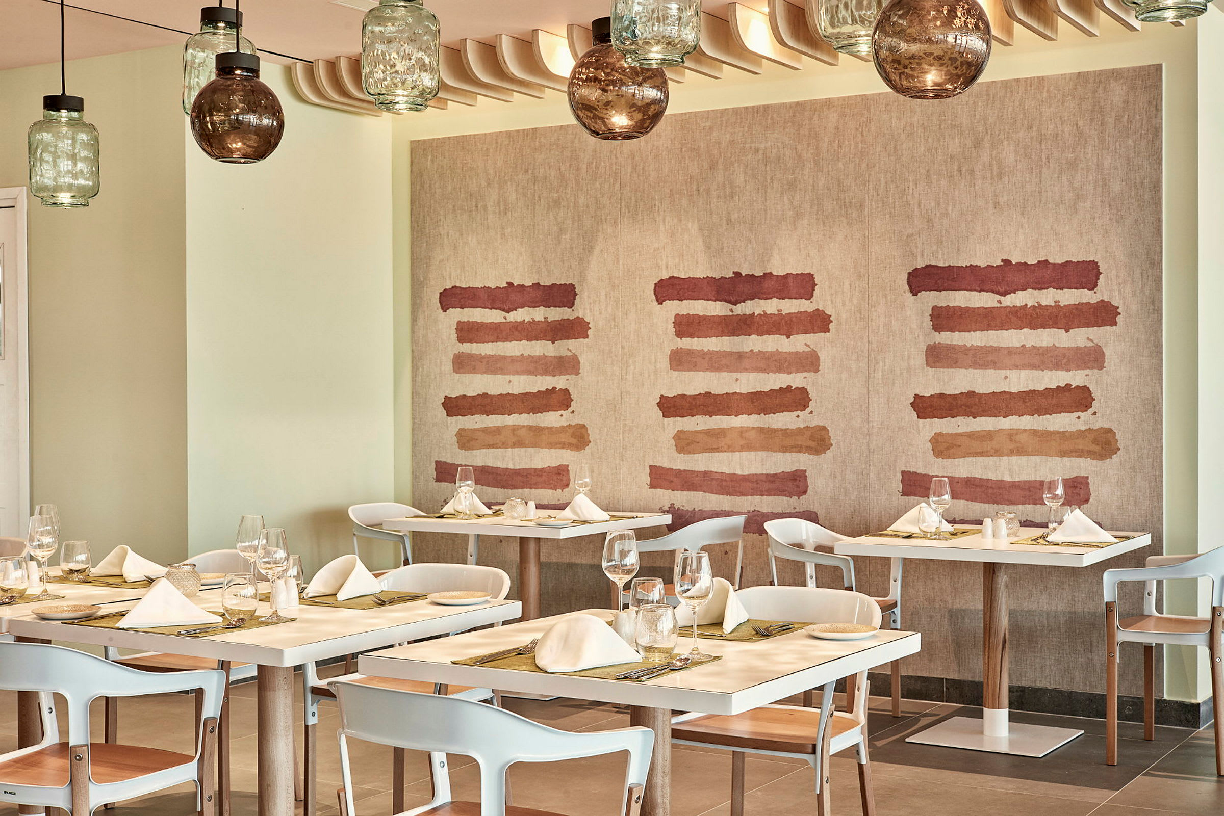 Restaurant med dækkede borde og moderne indretning. (AI-genereret tekst)