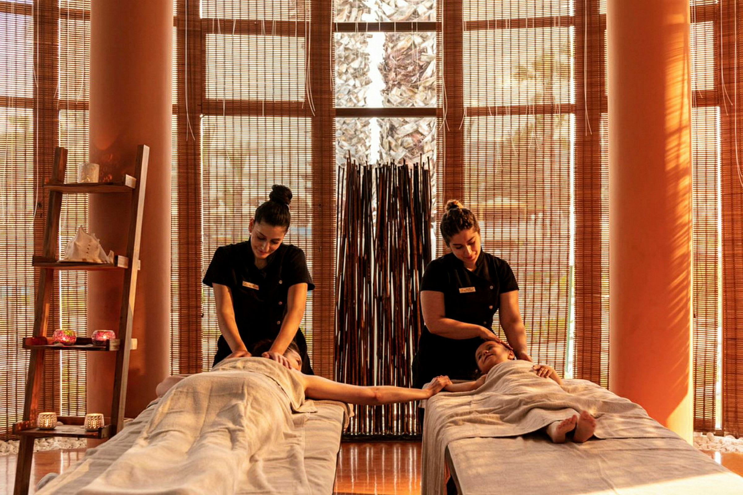 To personer ligger på massageborde i et spa-rum. (AI-genereret tekst)