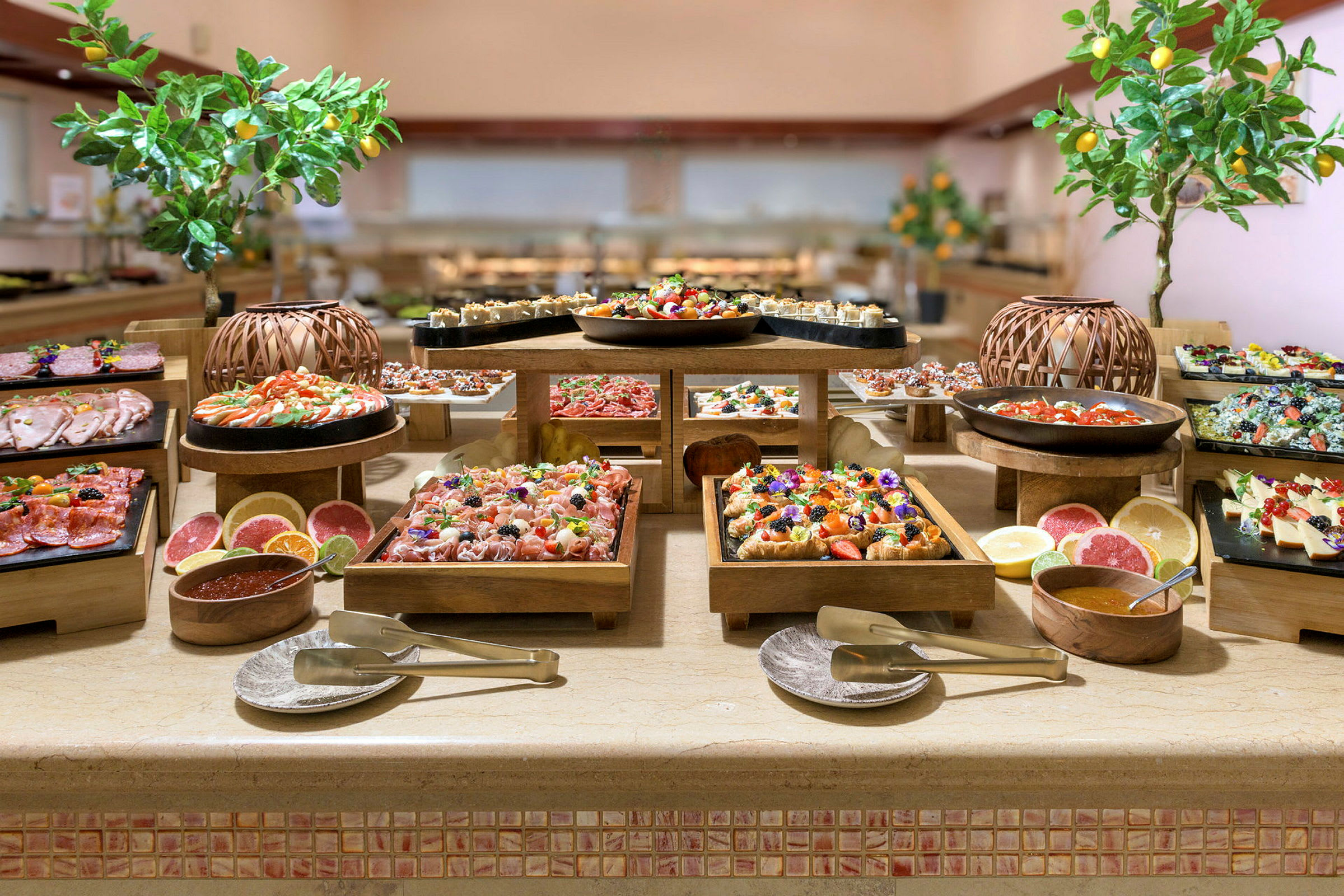 En buffet med forskellige retter og dekorationer. (AI-genereret tekst)