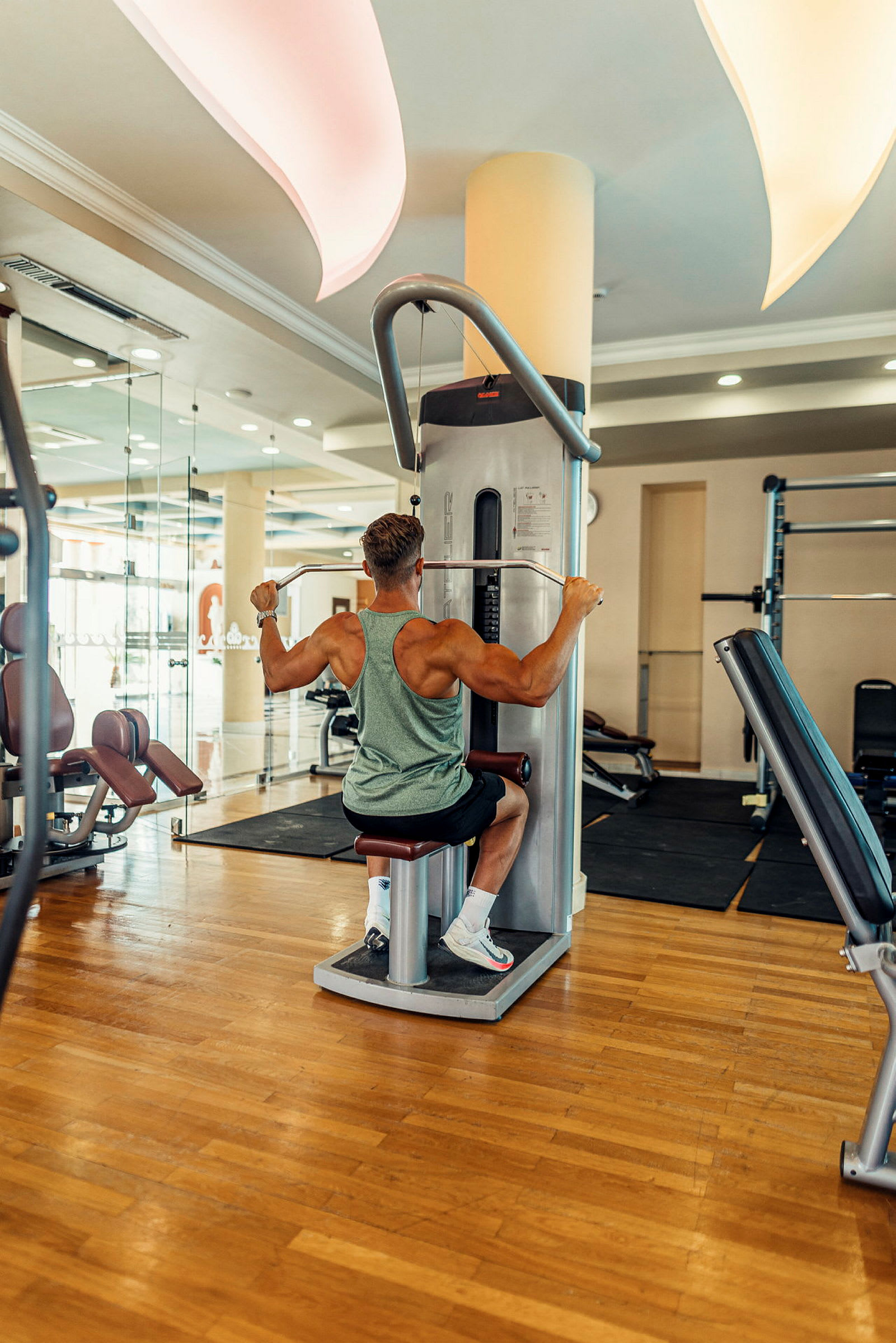 Person træner på en træningsmaskine i et lyst fitnesscenter. (AI-genereret tekst)