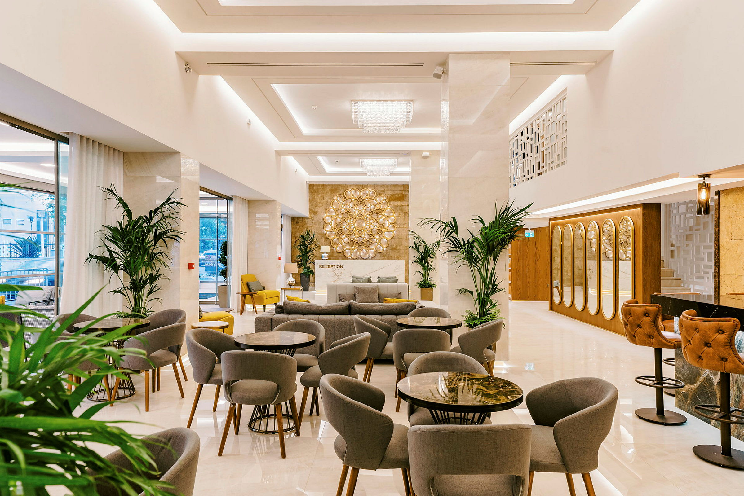Indretning af et hotel med moderne interiør, siddeområder og reception. (AI-genereret tekst)