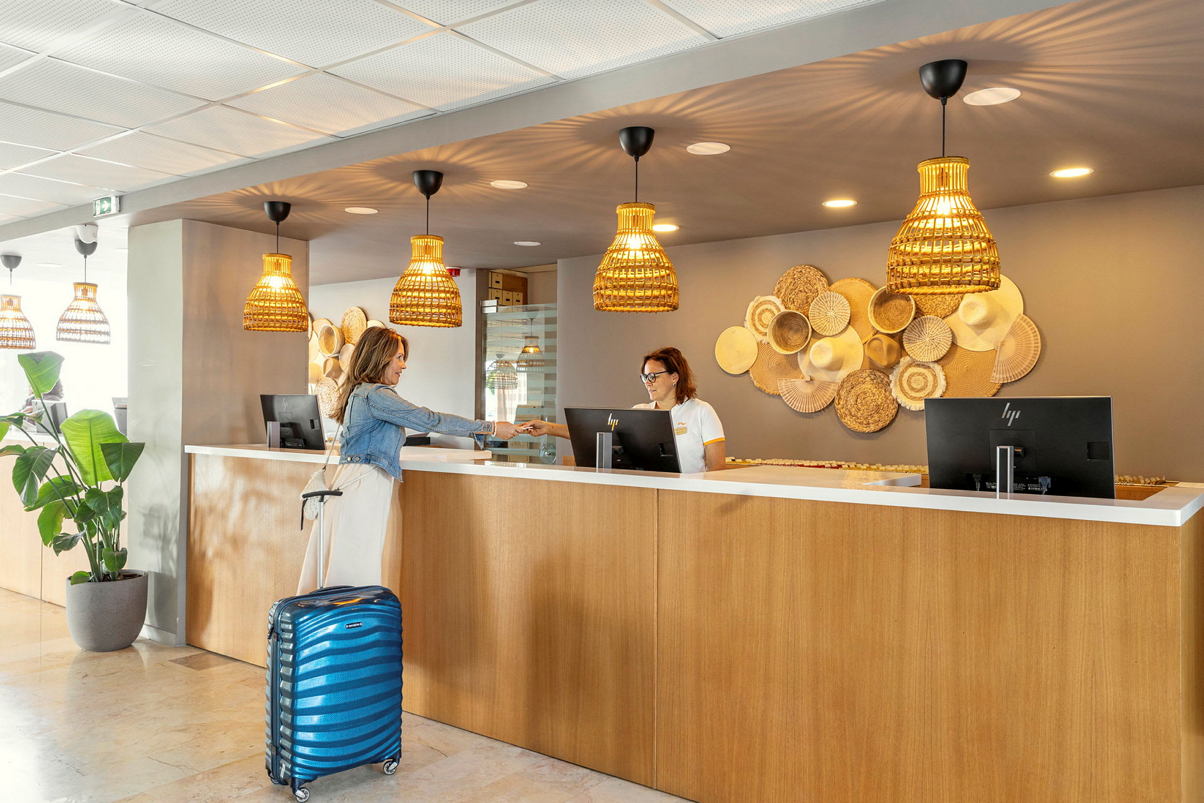 Reception med lyse træelementer og dekorative lamper. (AI-genereret tekst)