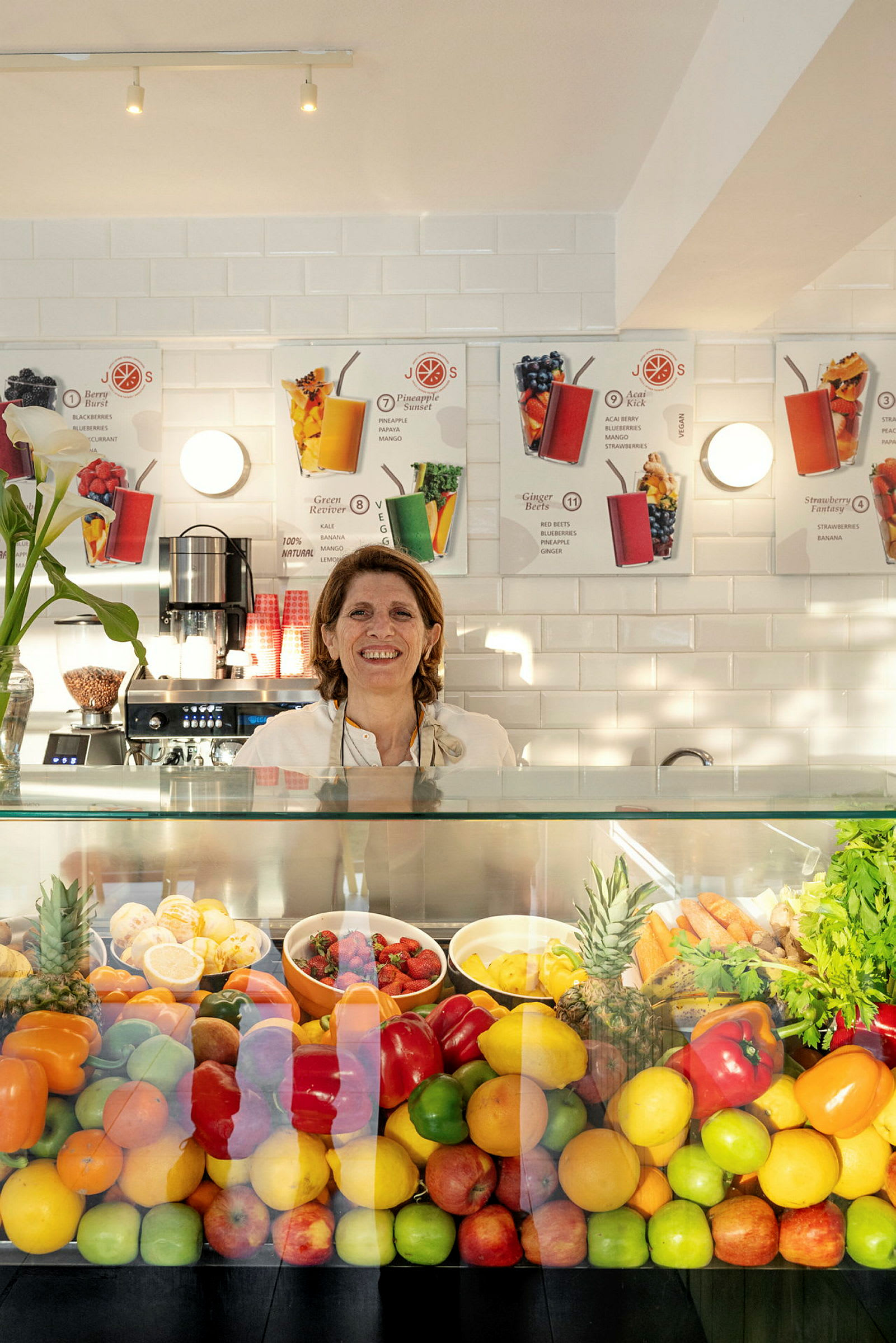 Udstilling med forskellige friske frugter og grøntsager på en juicebar. (AI-genereret tekst)
