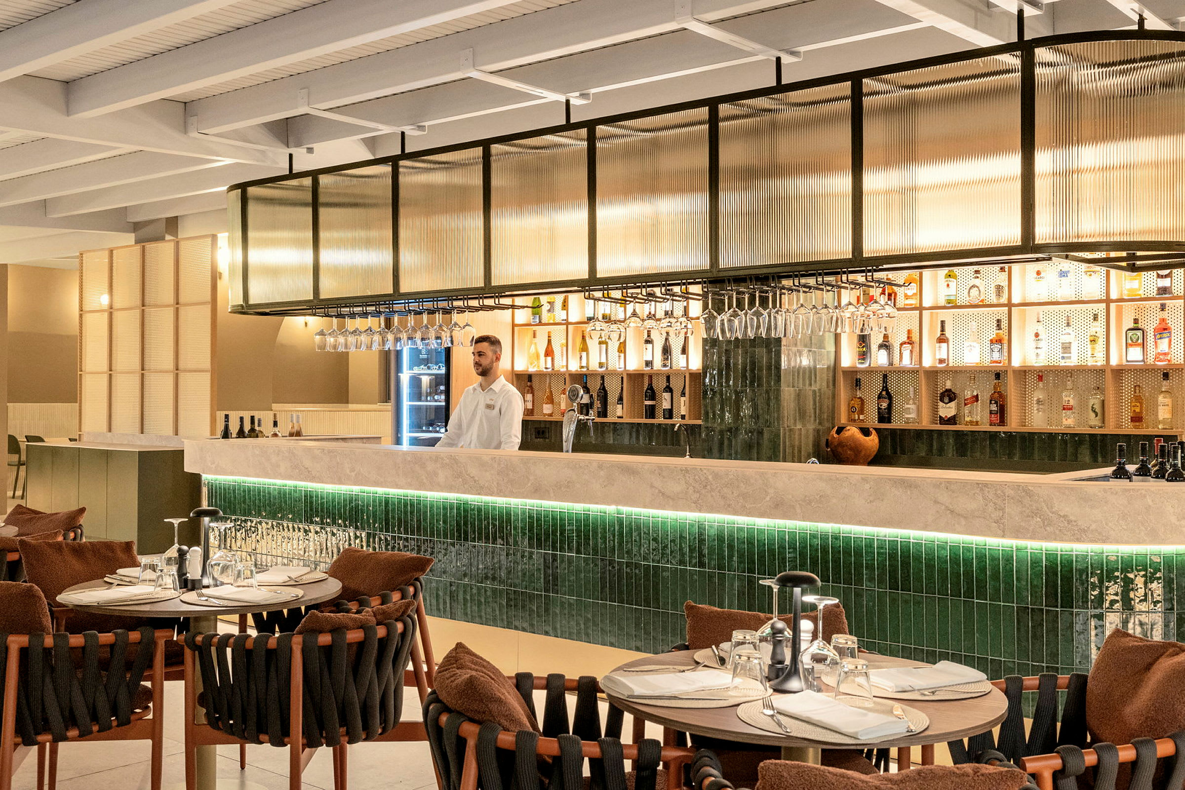 En indrettet restaurant med et veludstyret barskab og borde med dækket service. (AI-genereret tekst)