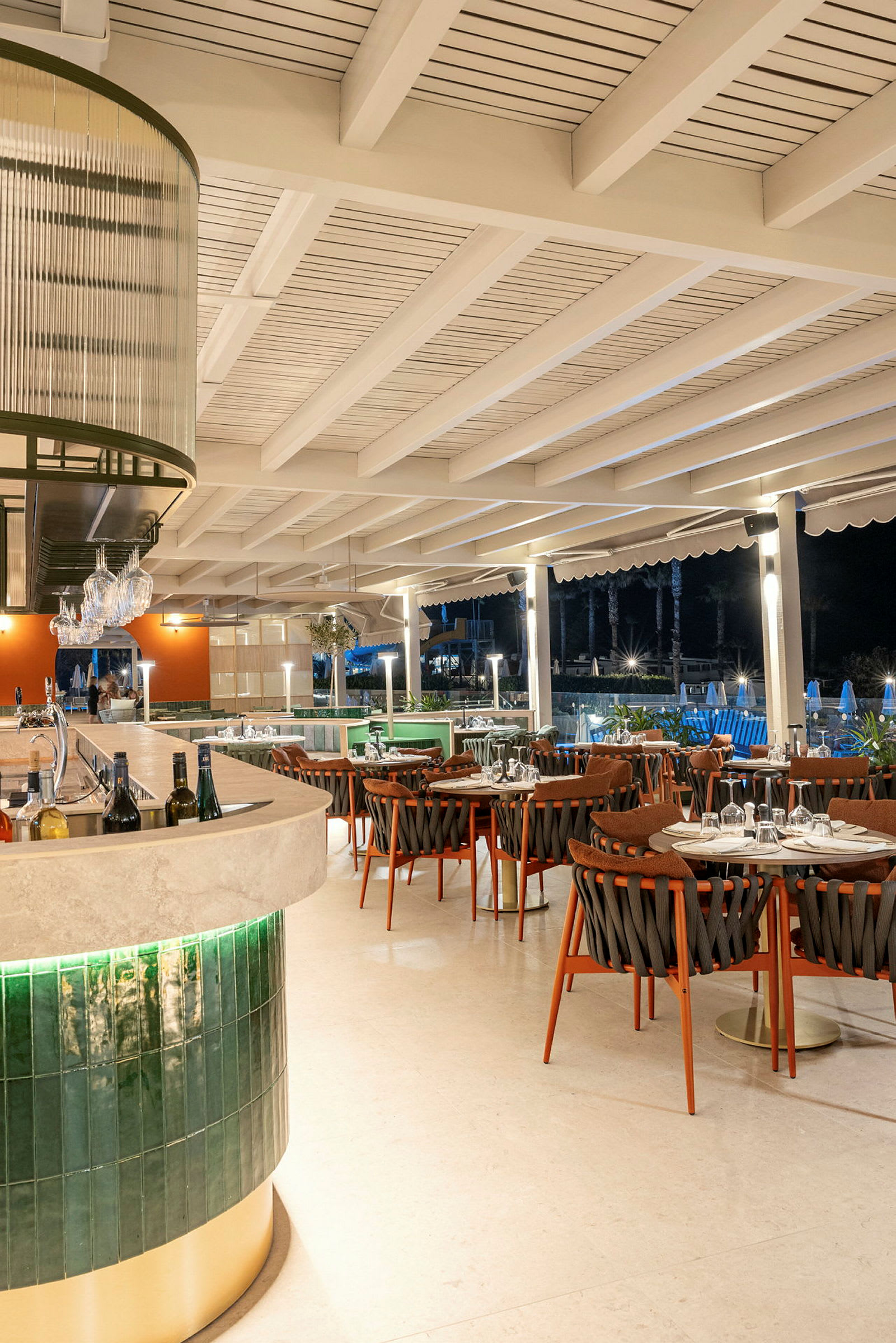 Restaurant med moderne stole og dækket bord. (AI-genereret tekst)
