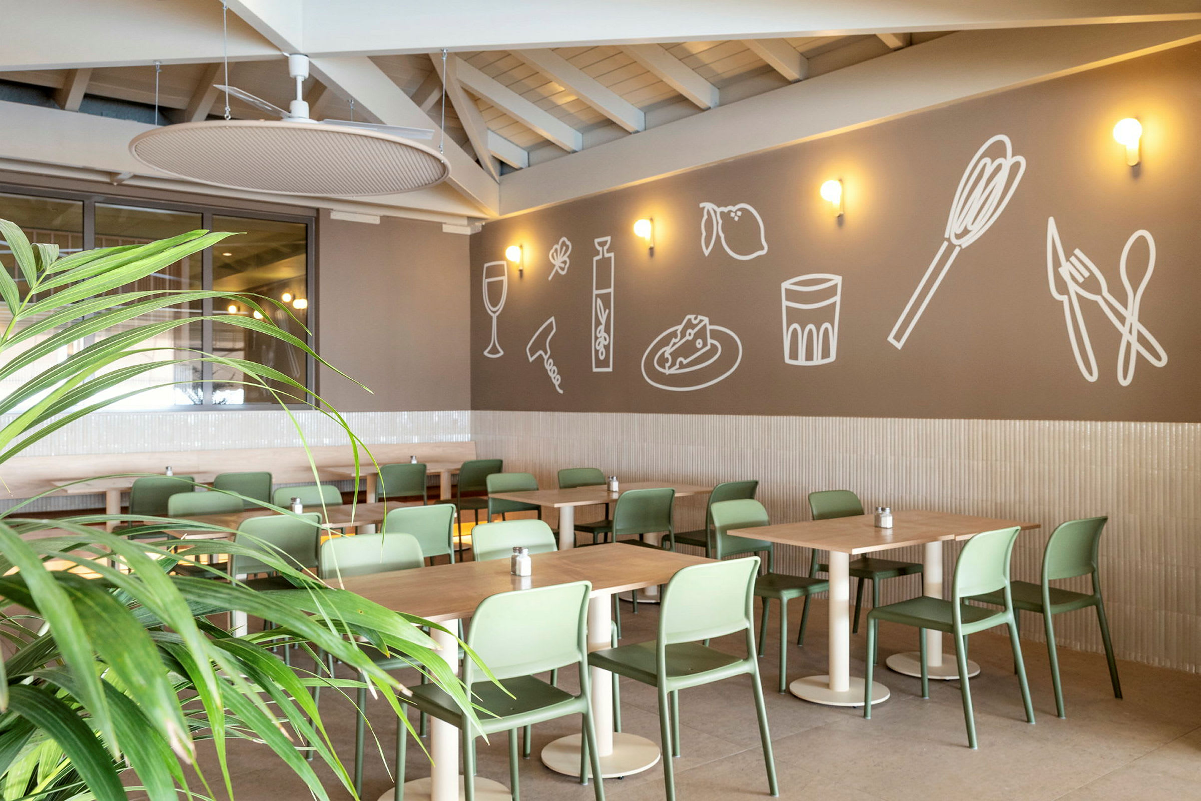 Restaurant med moderne grønne stole og dekoreret væg. (AI-genereret tekst)