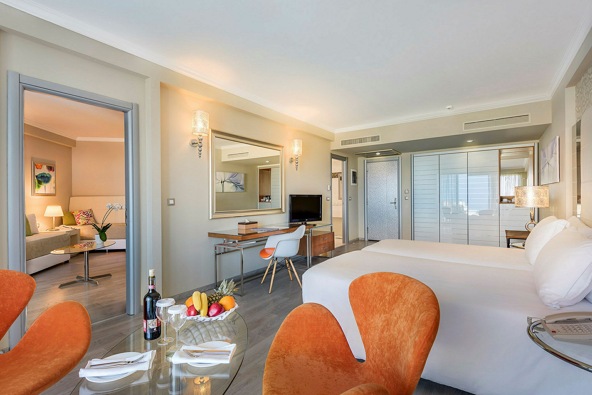 Hotelværelse med dobbeltseng, siddeområde og skrivebord. (AI-genereret tekst)