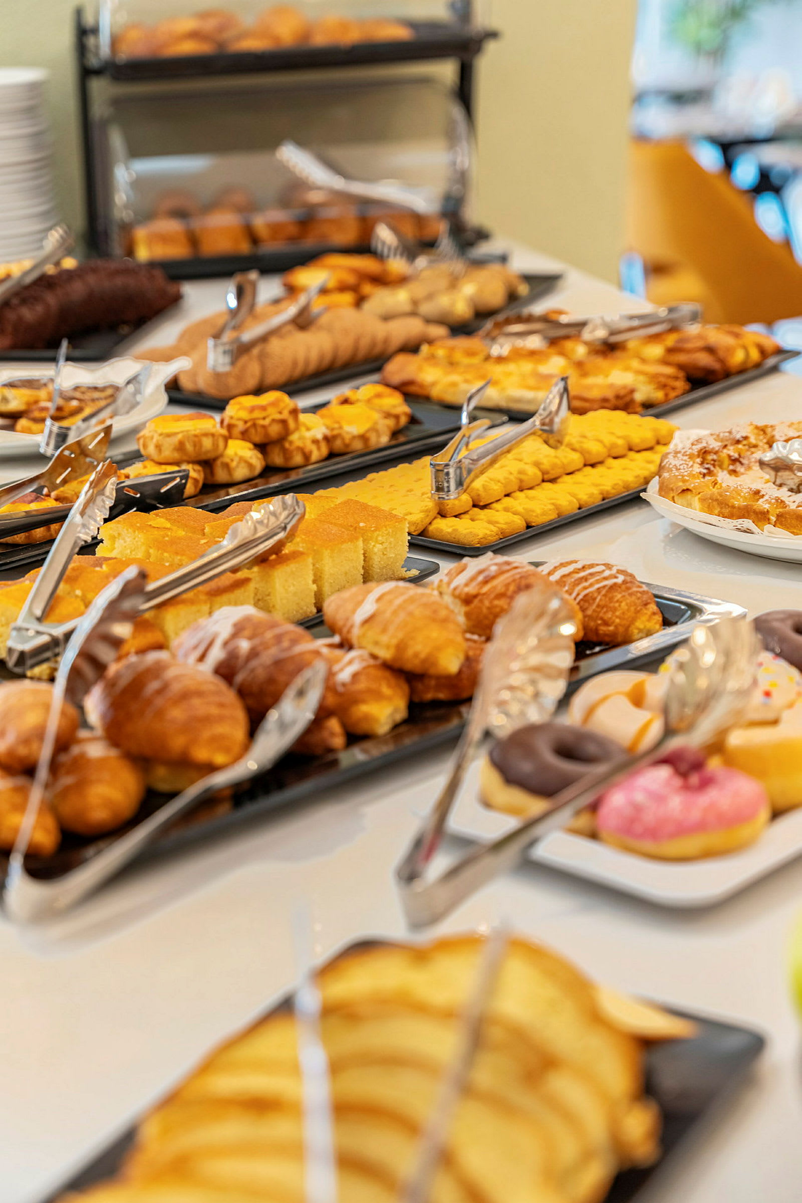 En buffet med forskellige bagværk og brød. (AI-genereret tekst)