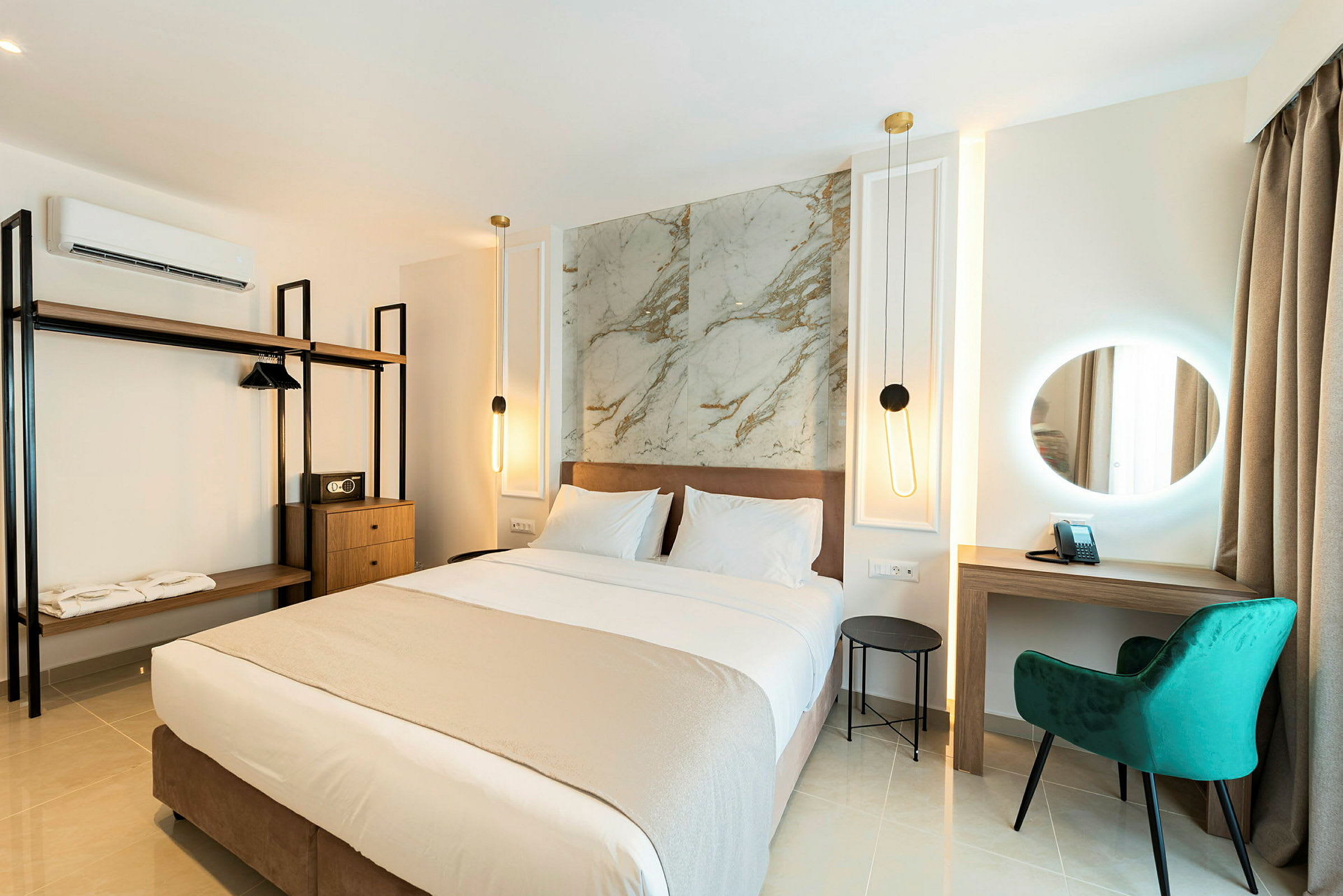 Et moderne hotelværelse med dobbeltseng, marmordekoration og skrivebord. (AI-genereret tekst)