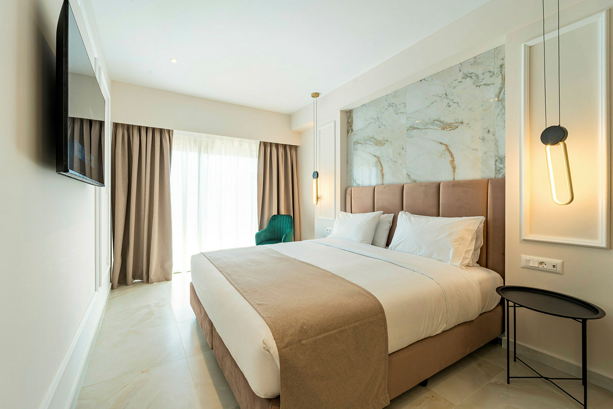 Et moderne hotelværelse med en stor seng og elegant indretning. (AI-genereret tekst)