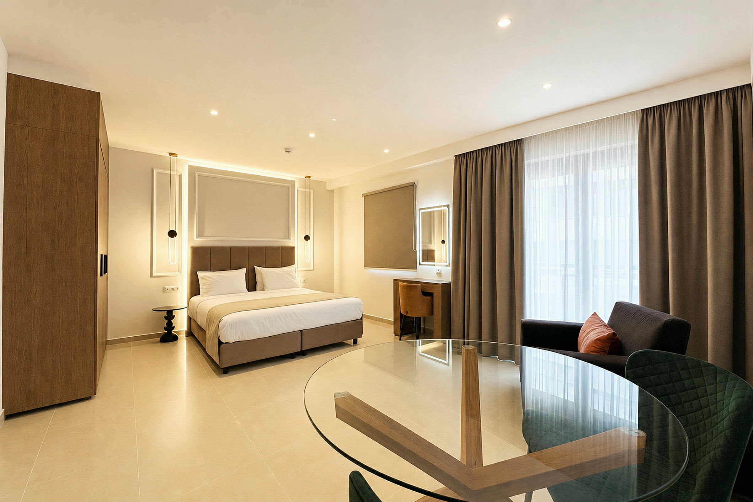 Billede af et moderne hotelværelse med stor seng, skrivebord, siddeområde og glasbord. (AI-genereret tekst)