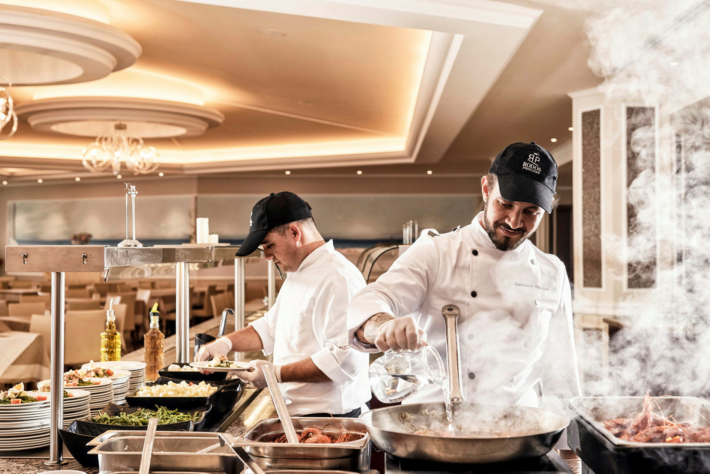 Kokke forbereder mad ved en buffet i en restaurant. (AI-genereret tekst)