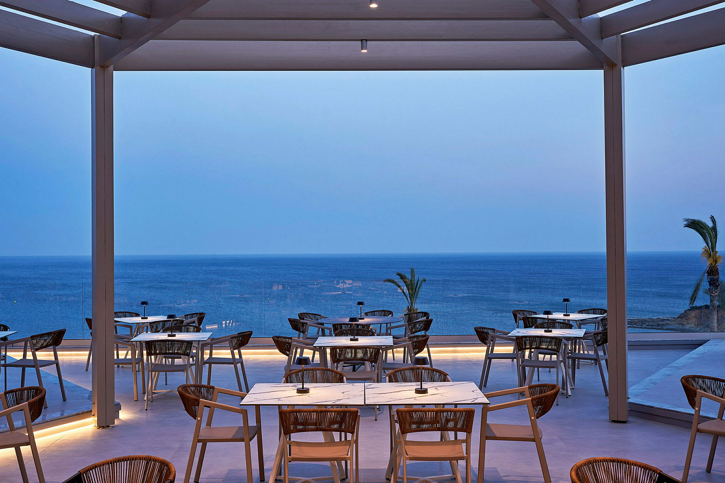 Restaurant med havudsigt og moderne indretning. (AI-genereret tekst)