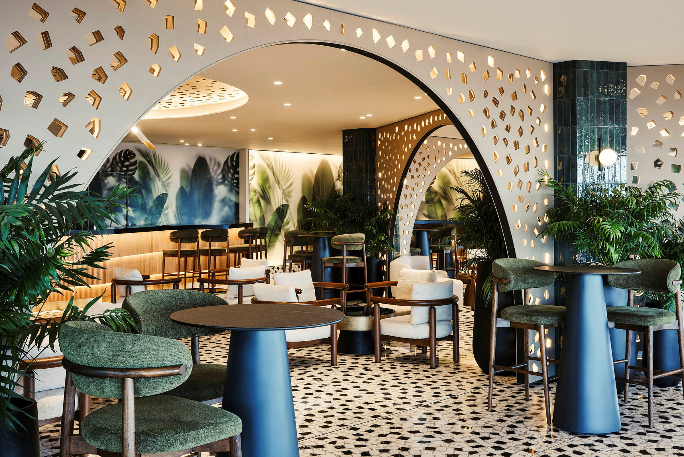 En elegant café med moderne træmøbler, grønne planter og dekorative buer i indretningen. (AI-genereret tekst)