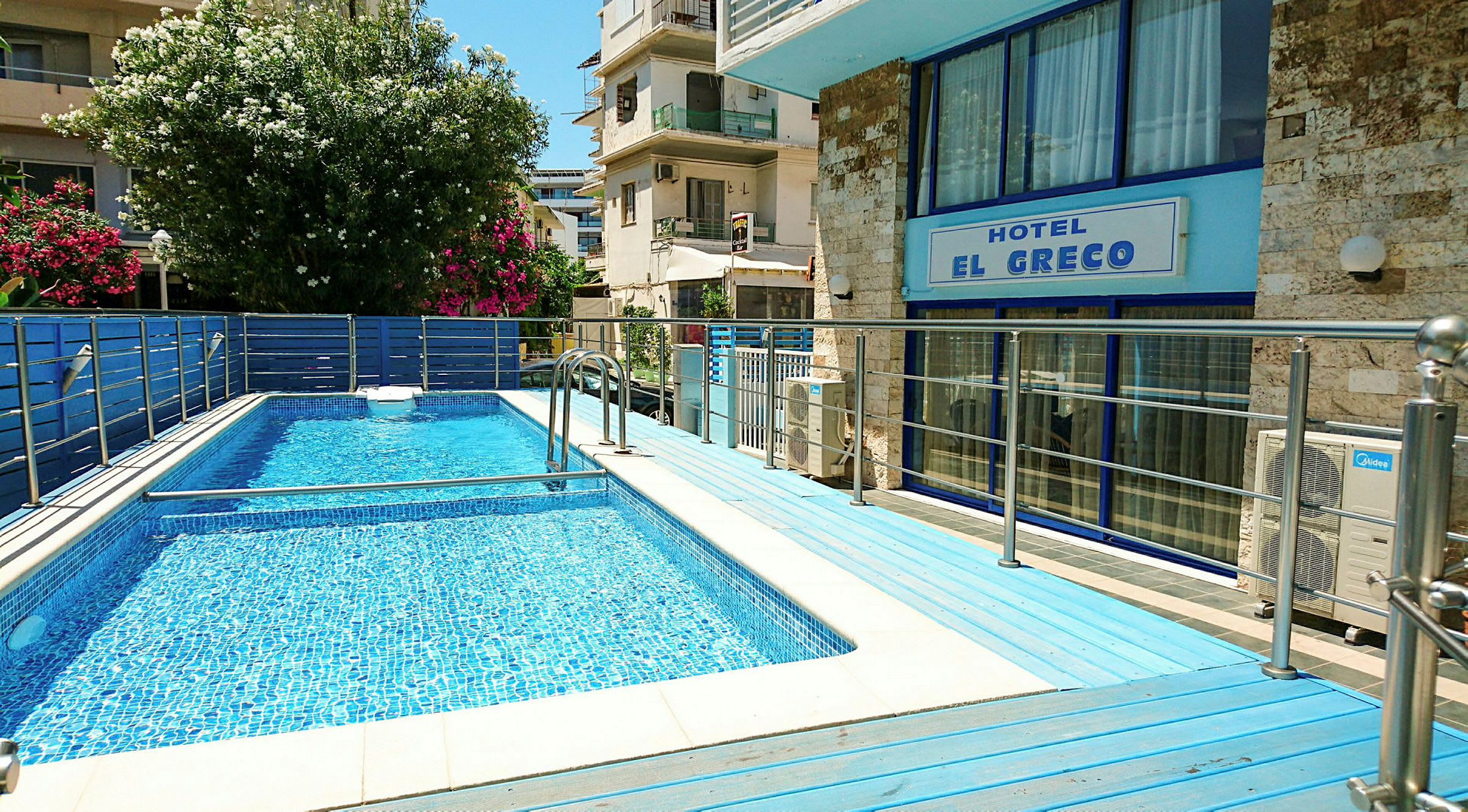 Poolområde ved hotel El Greco. (AI-genereret tekst)