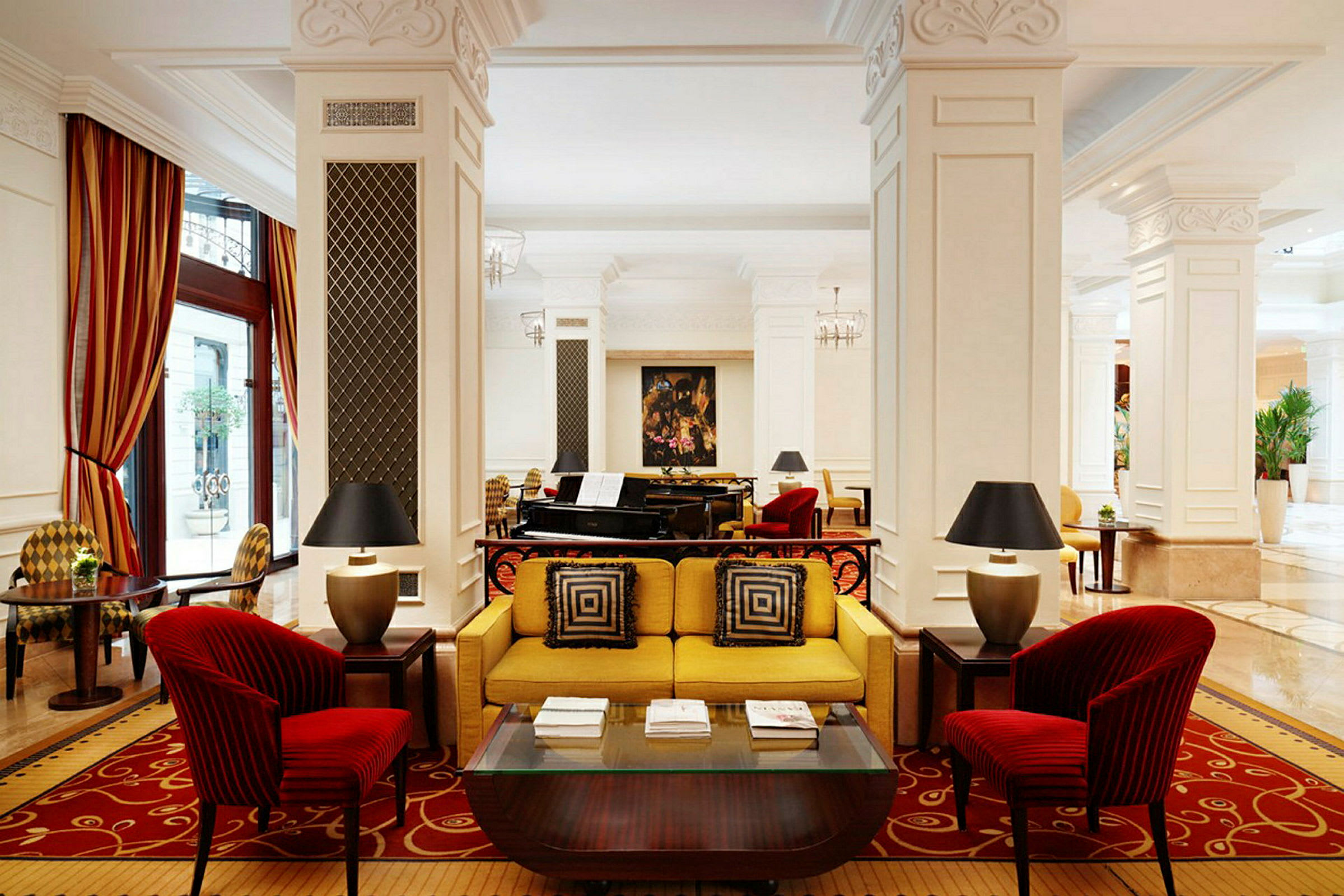 Elegant hotellobby med sofaer, lænestole og borde. (AI-genereret tekst)