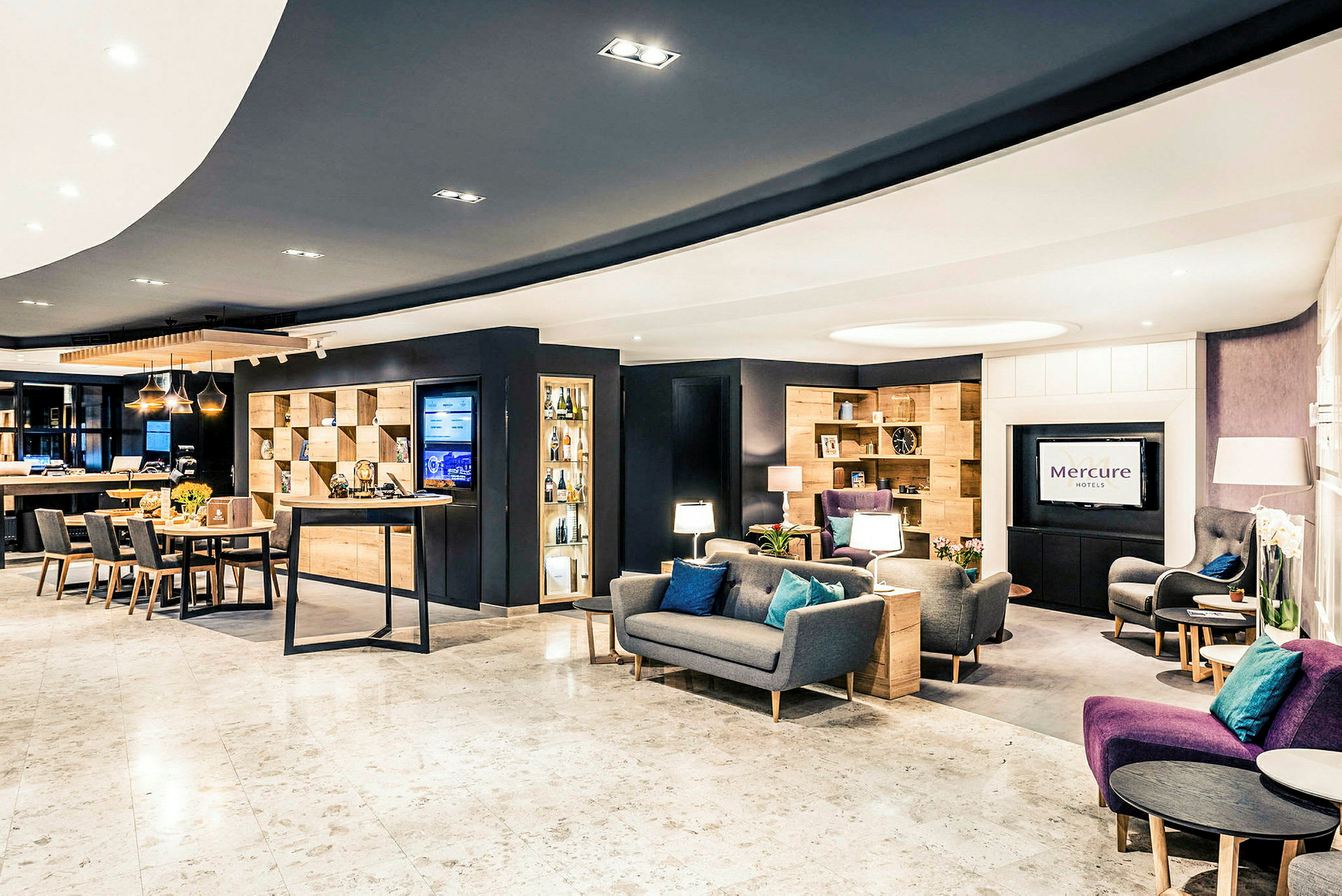Moderne møbler med sofaer og borde, hotelreception og skærm. (AI-genereret tekst)