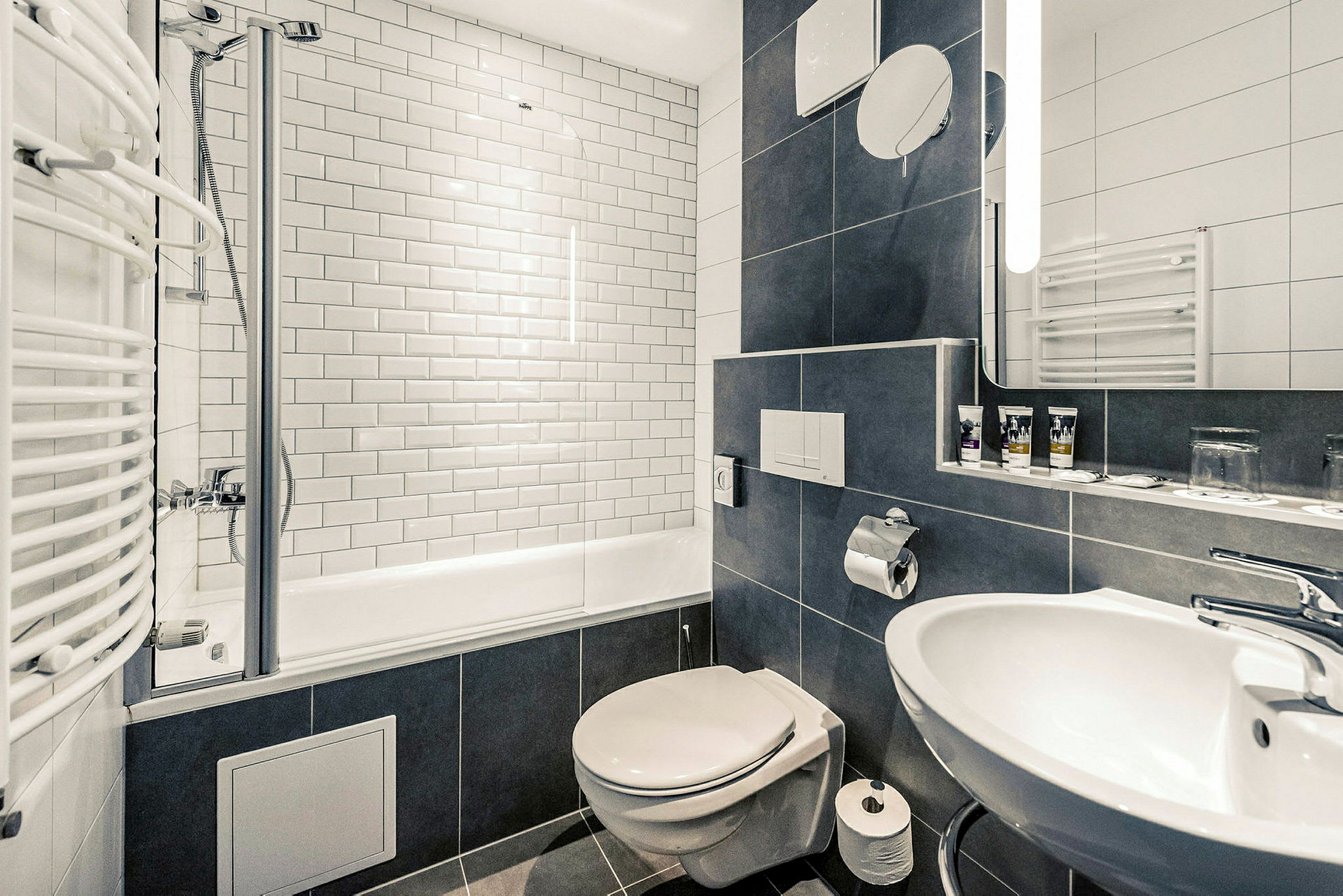 Et moderne badeværelse med bruser og badekar, toilet og håndvask. (AI-genereret tekst)