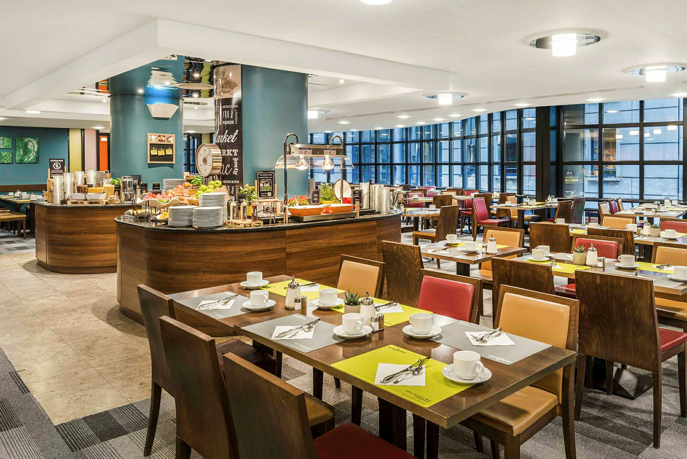 En restaurantinteriør med dækkede borde og en buffestation. (AI-genereret tekst)