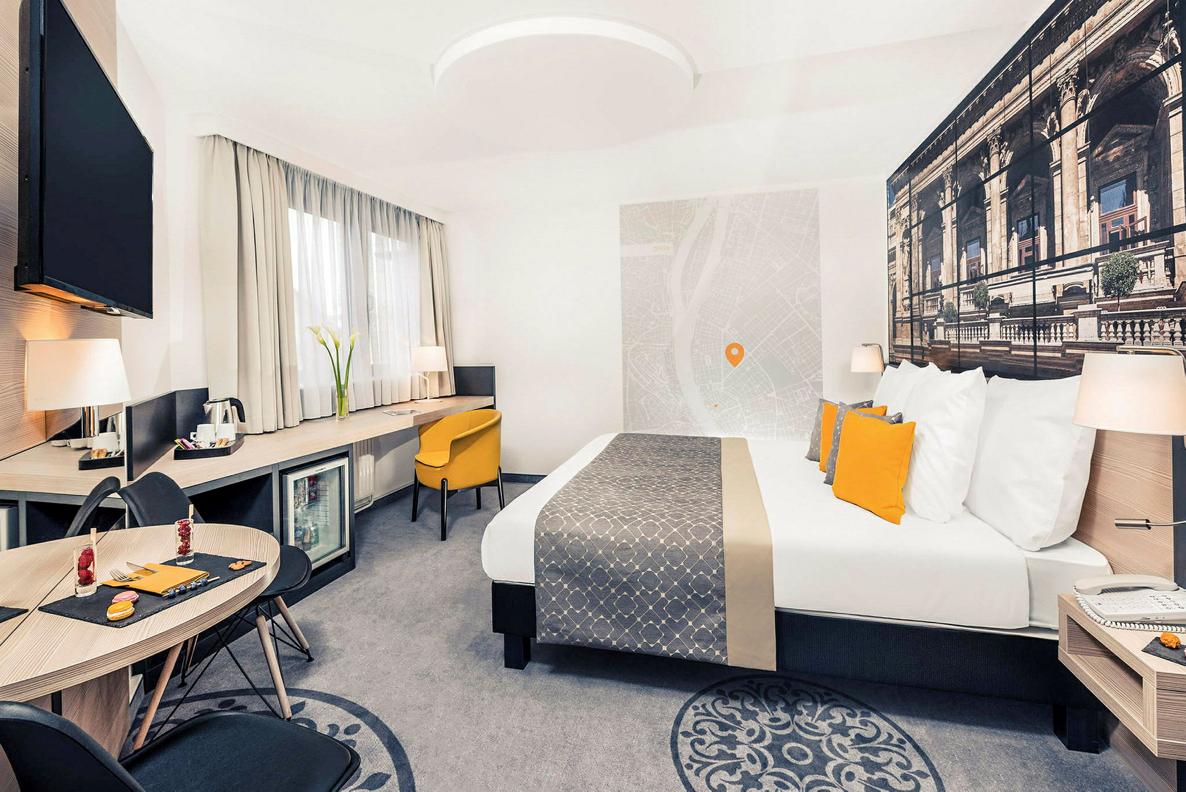 Et moderne hotelværelse med dobbeltseng, skrivebord og siddeområde. (AI-genereret tekst)