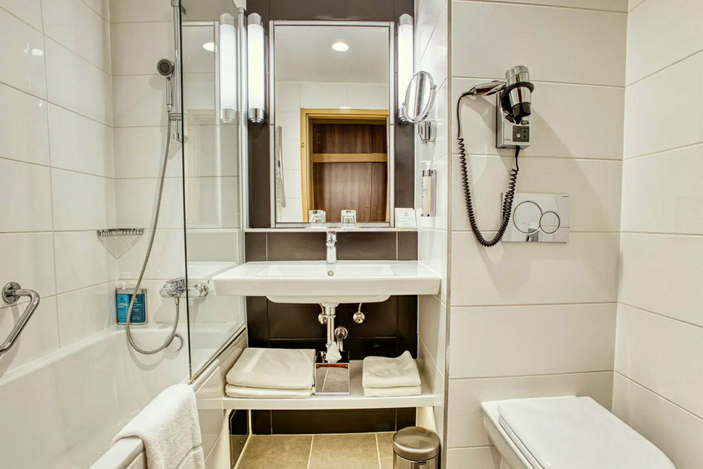 Moderne badeværelse med bruser, håndvask og toilet. (AI-genereret tekst)