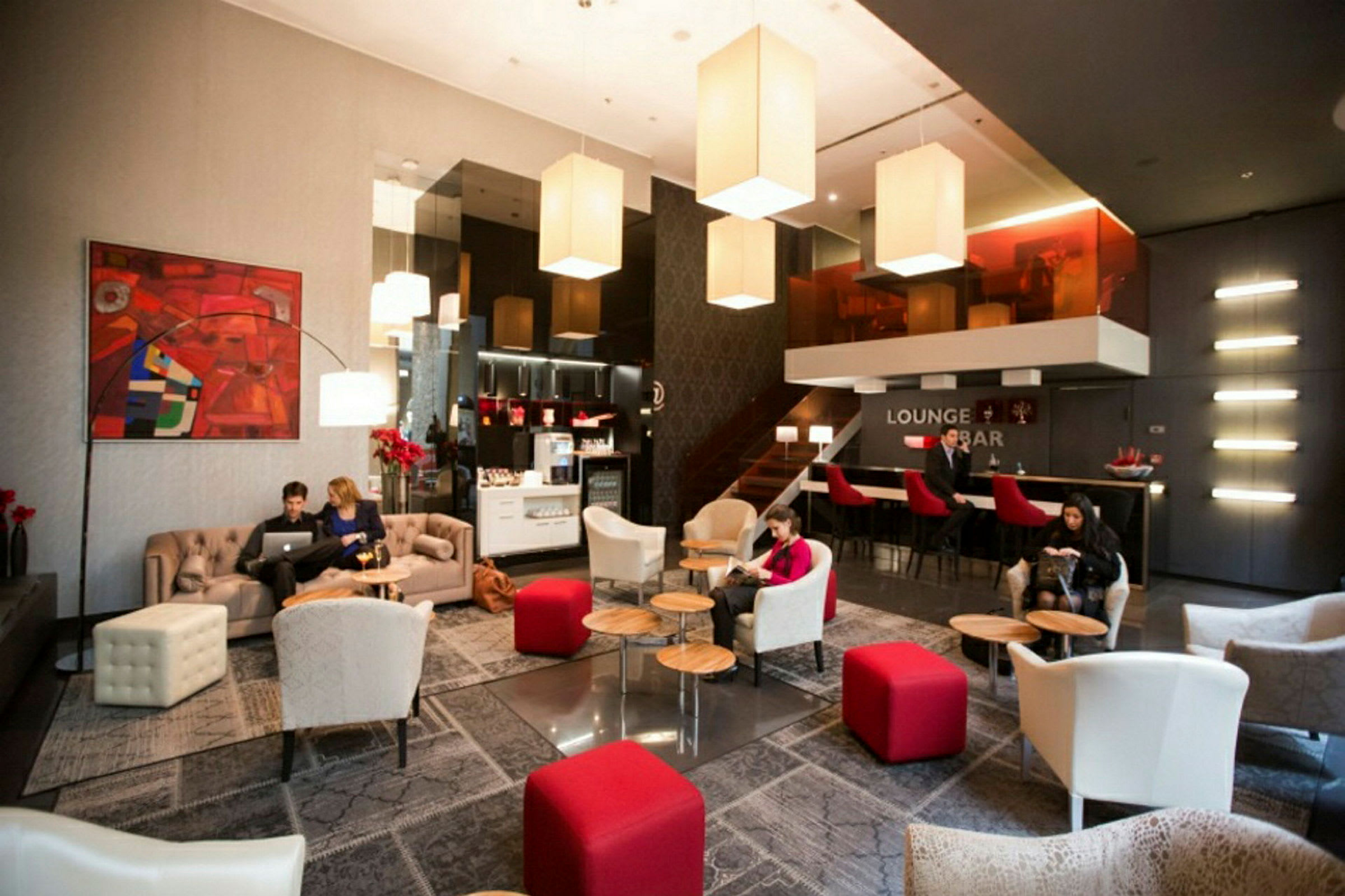 En elegant hotellounge med siddegrupper og belysning. (AI-genereret tekst)