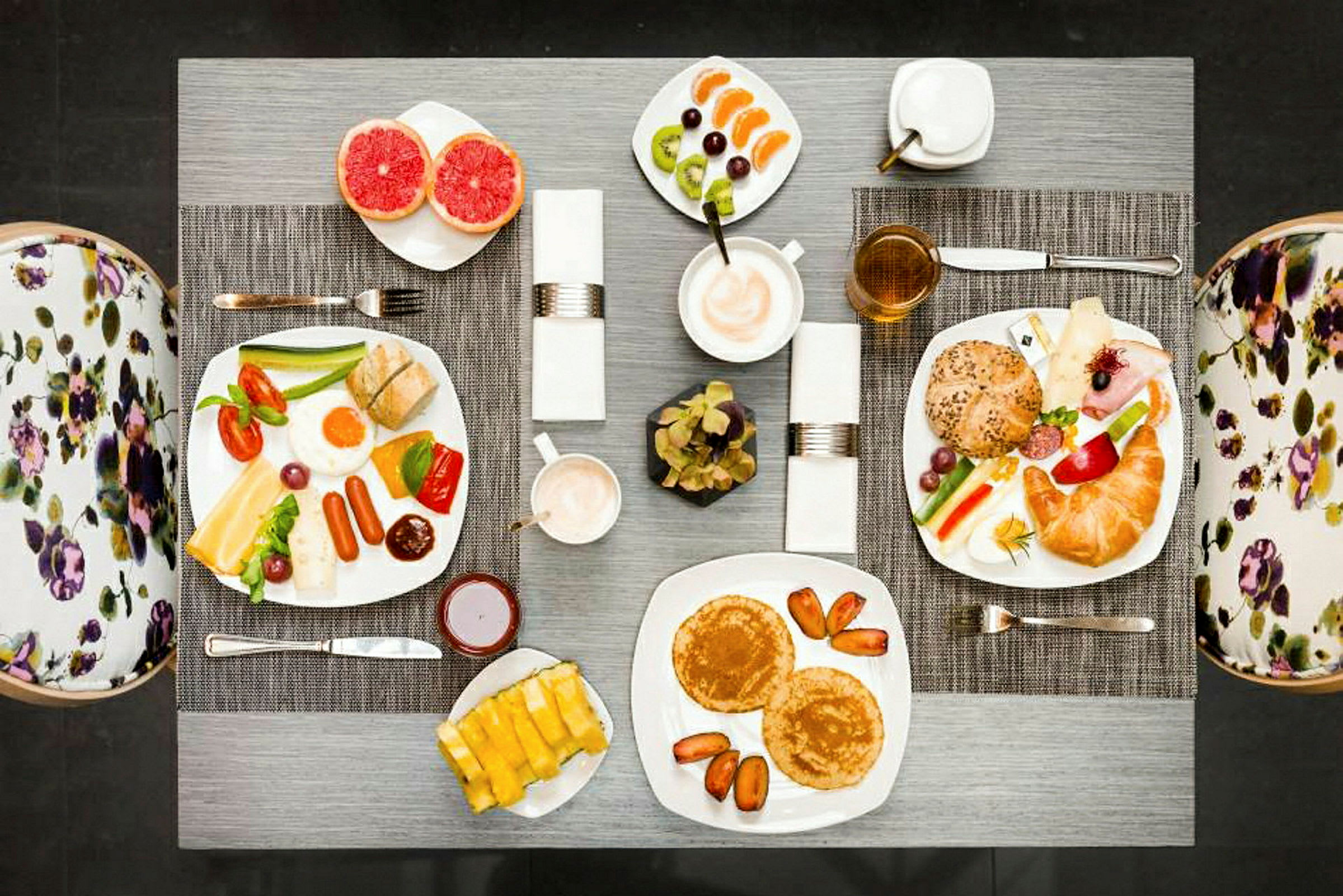 Morgenbord med forskellige måltidsmuligheder. (AI-genereret tekst)
