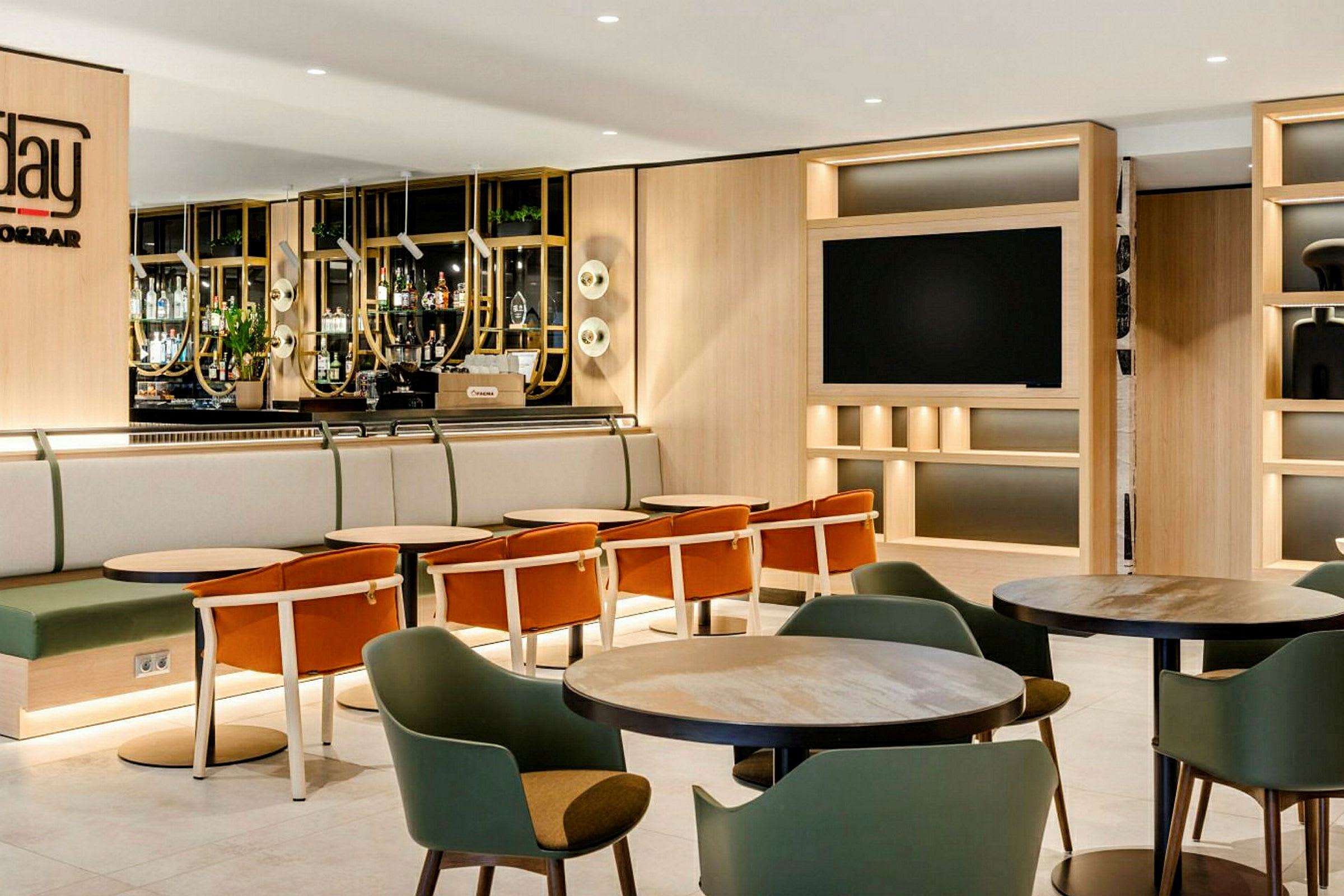 En hotelbar med siddeområder og borde, omkranset af en moderne og lys indretning. (AI-genereret tekst)