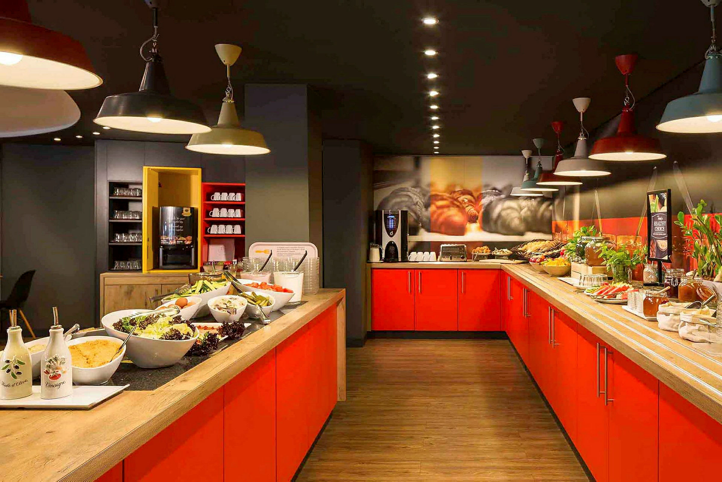 Et buffébord med forskellige retter og salater i et lyst og moderne serveringsmiljø. (AI-genereret tekst)