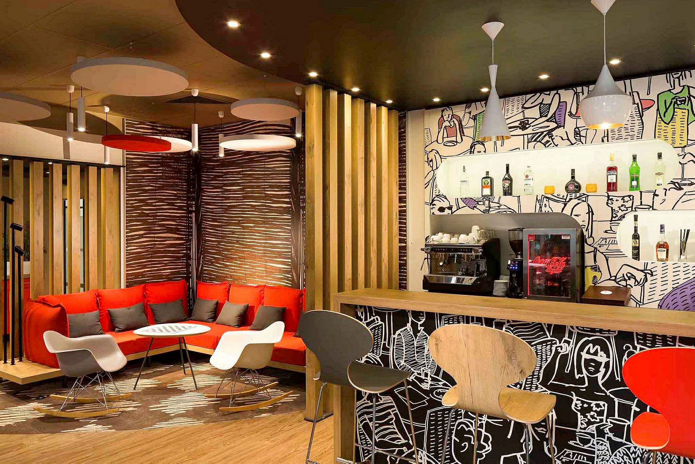 En farverig og moderne hotelbar med siddegruppe og dekorative elementer. (AI-genereret tekst)