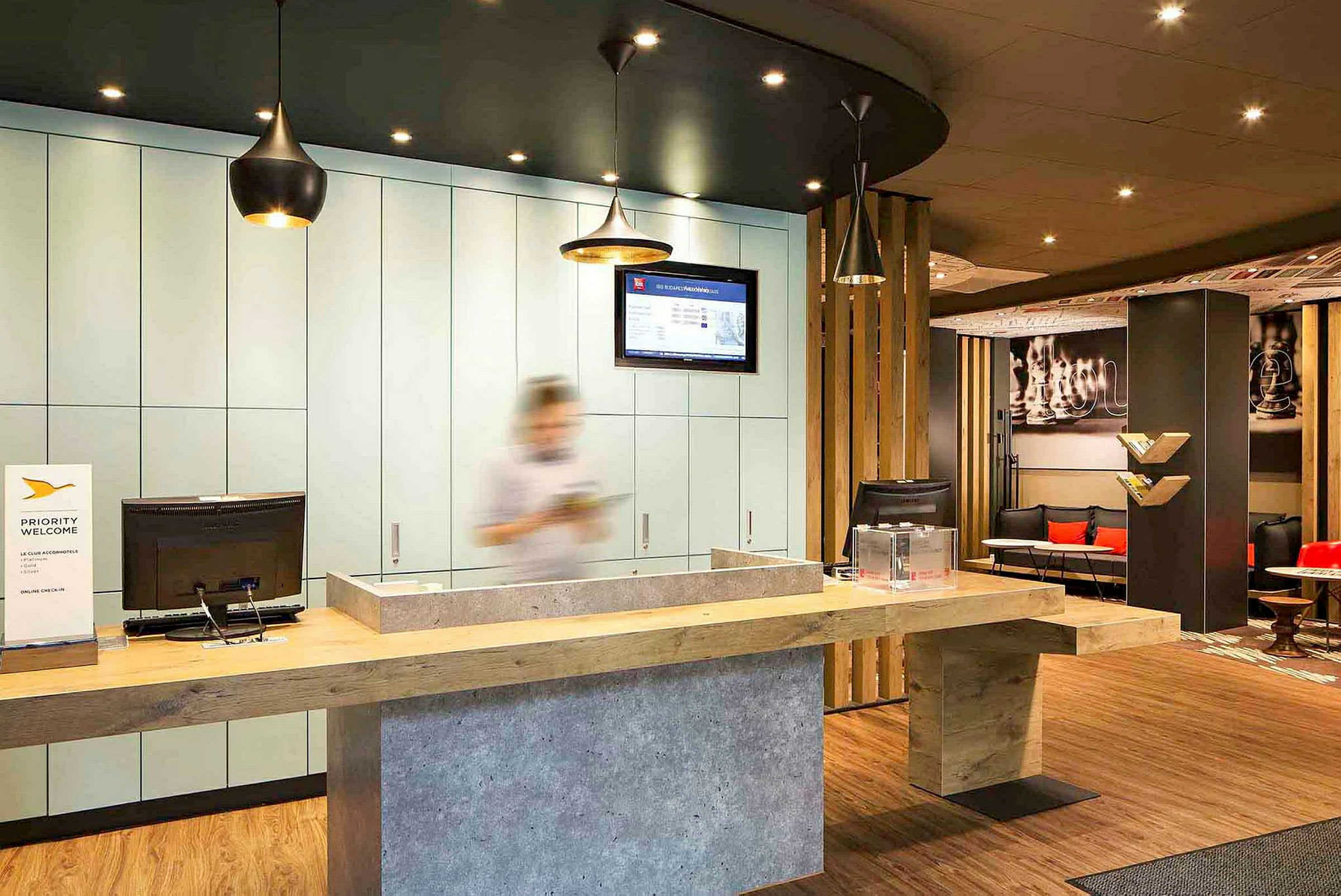 Reception med moderne design, oplyst med flere lamper. (AI-genereret tekst)
