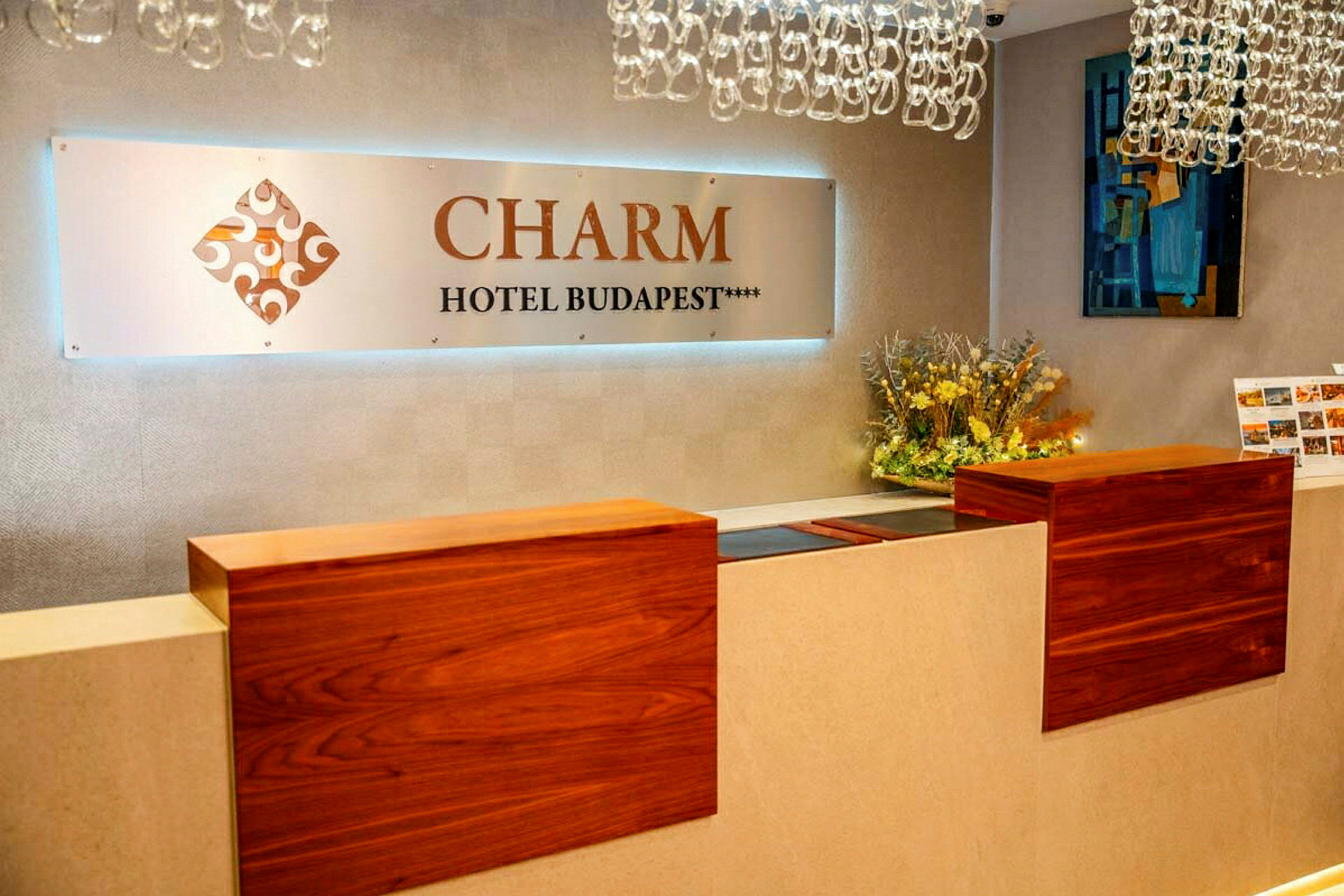 Reception med skilt for hotellet "Charm Hotel Budapest". (AI-genereret tekst)