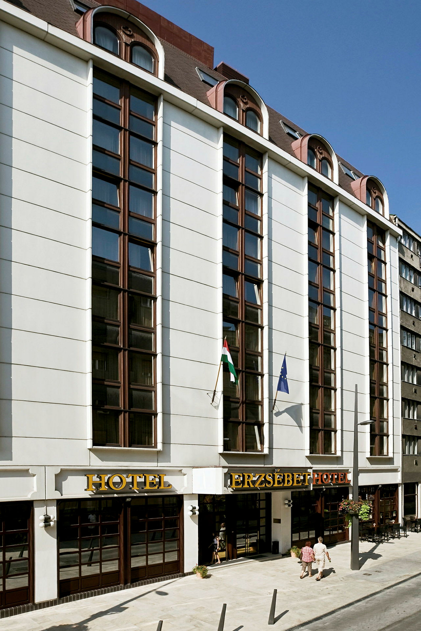 Bygning med skilt, hvor der står 'Hotel Erzsebet'. (AI-genereret tekst)