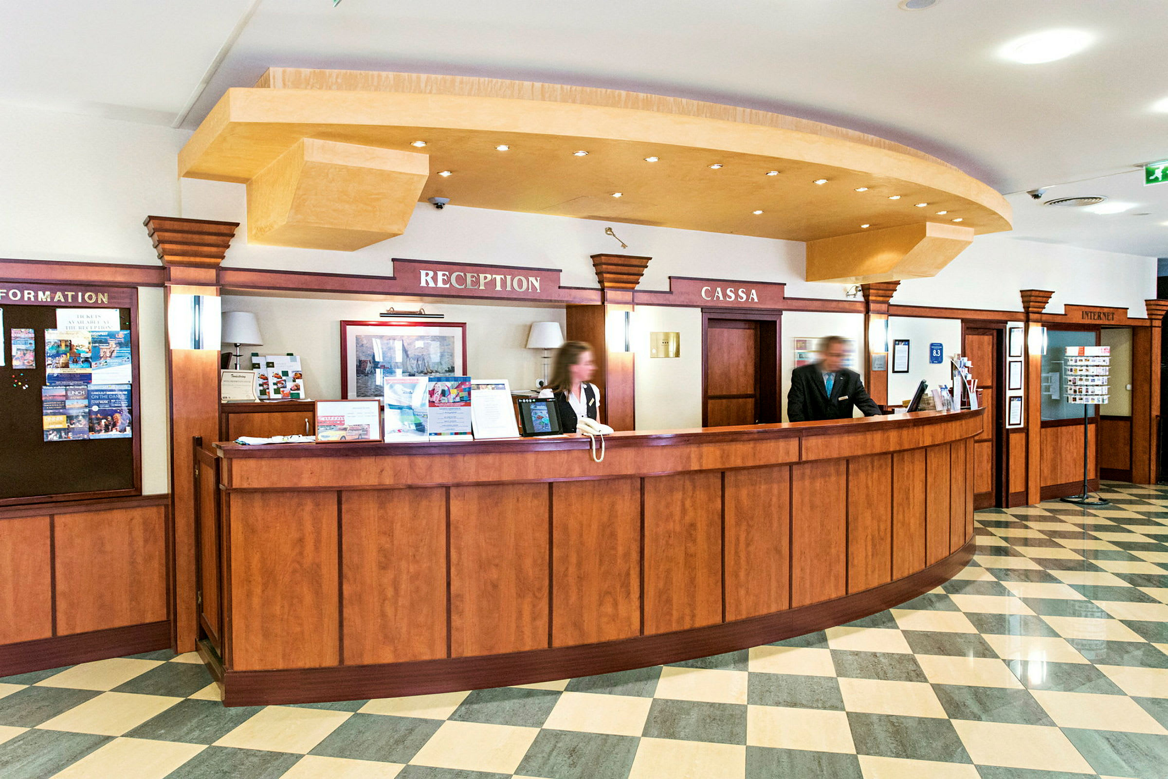Hotelreception med træpaneler og informationsskilte. (AI-genereret tekst)