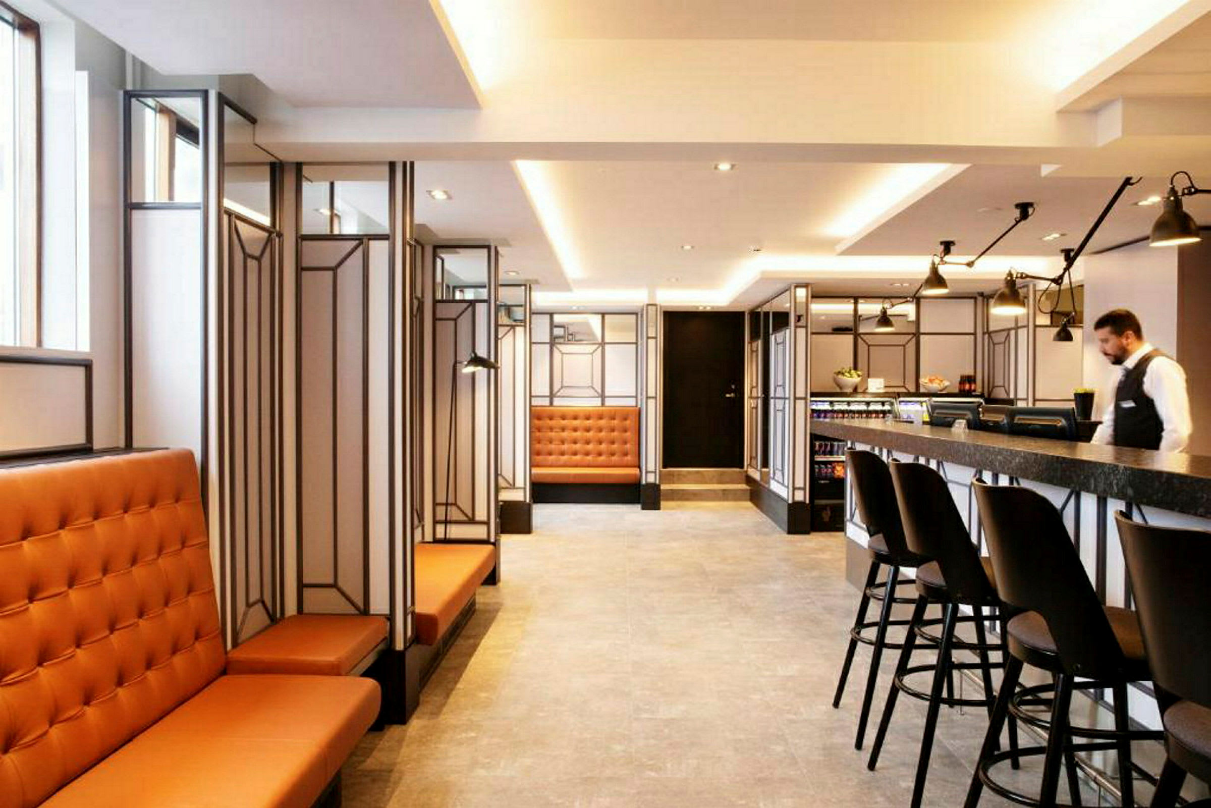 En hotellets lobby med moderne møbler og et serviceområde. (AI-genereret tekst)