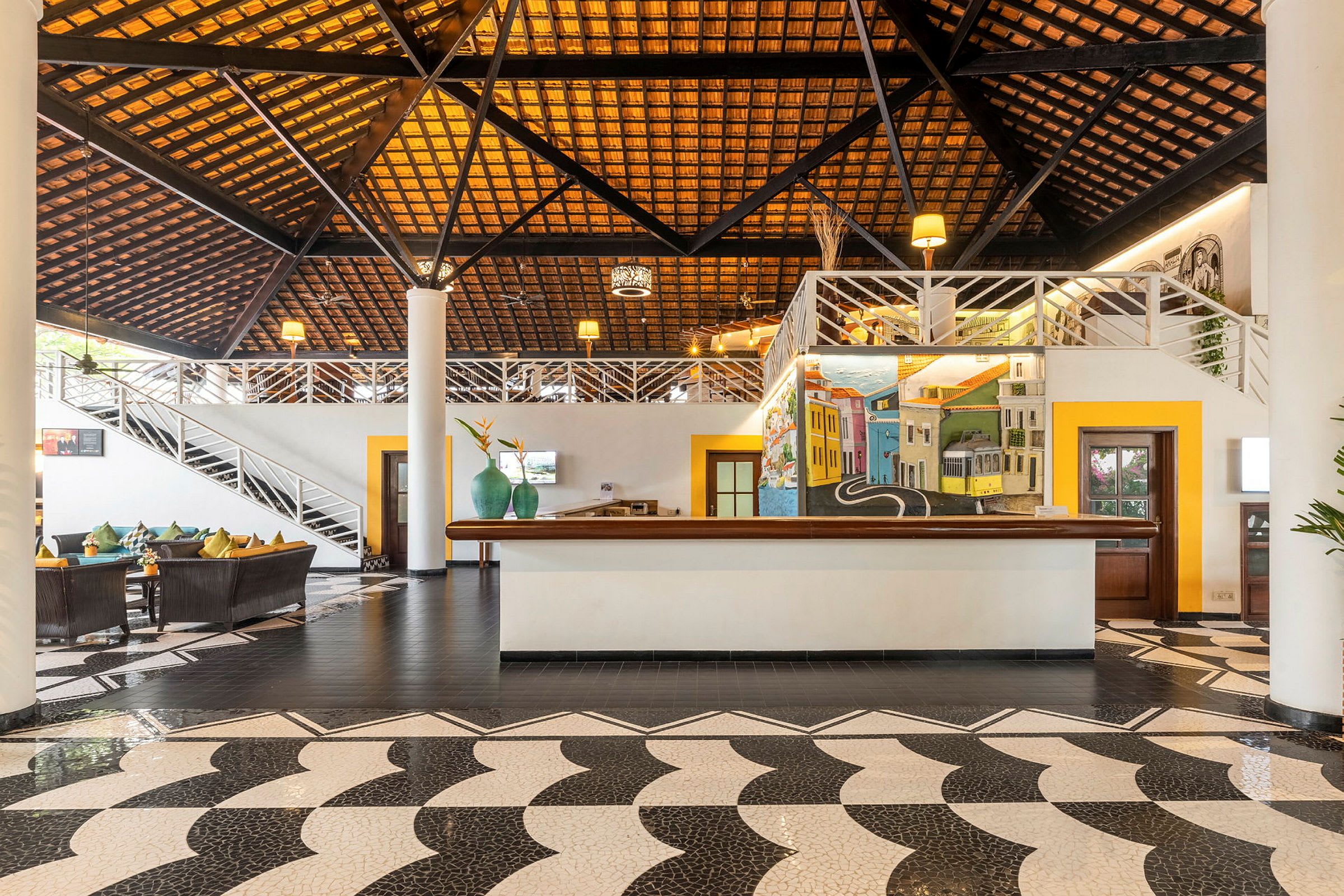 Indretning af en lobby med designet loft, reception og sofagruppe. (AI-genereret tekst)