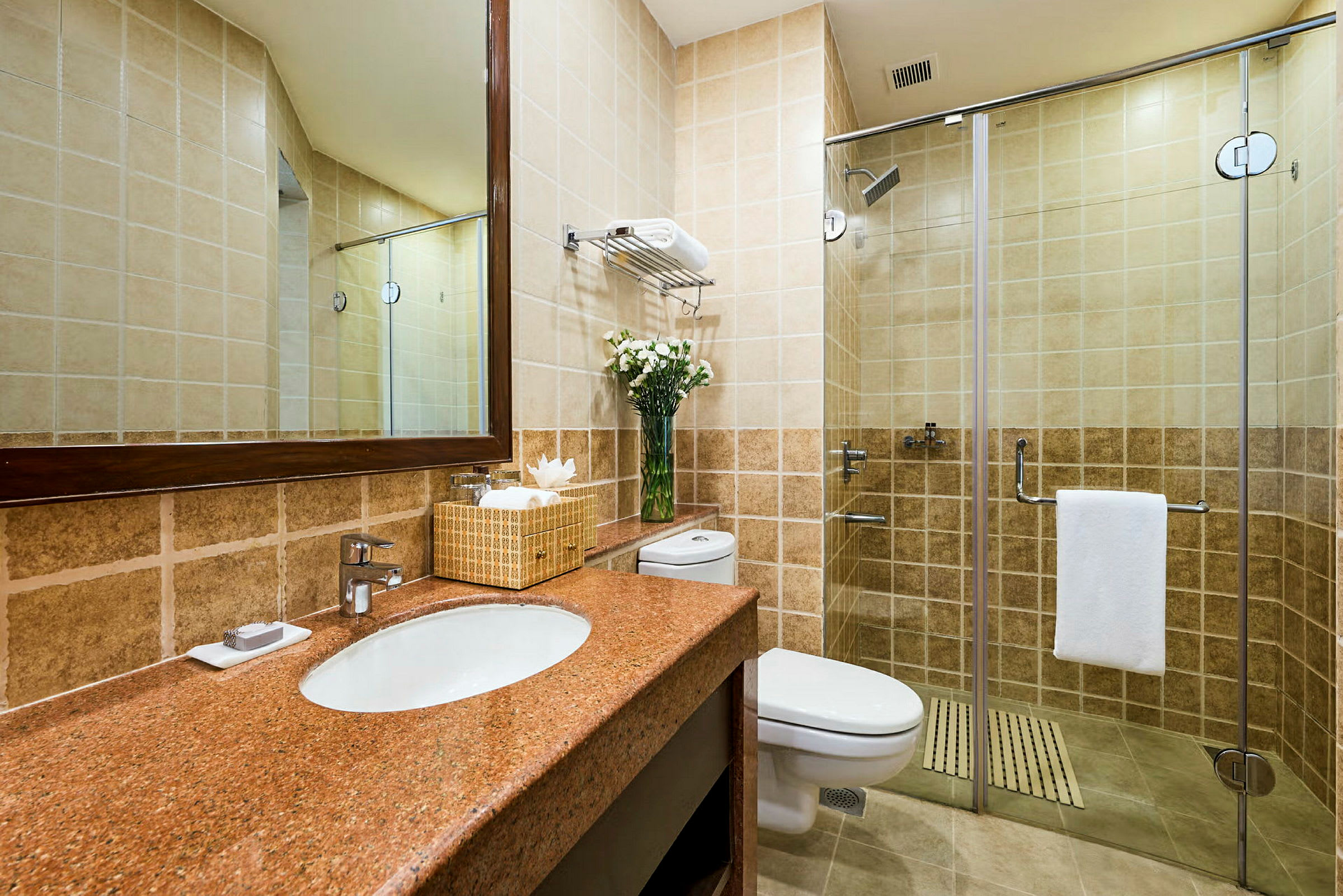 Moderne badeværelse med spejl, håndvask, toilet og bruser med glasvæg. (AI-genereret tekst)