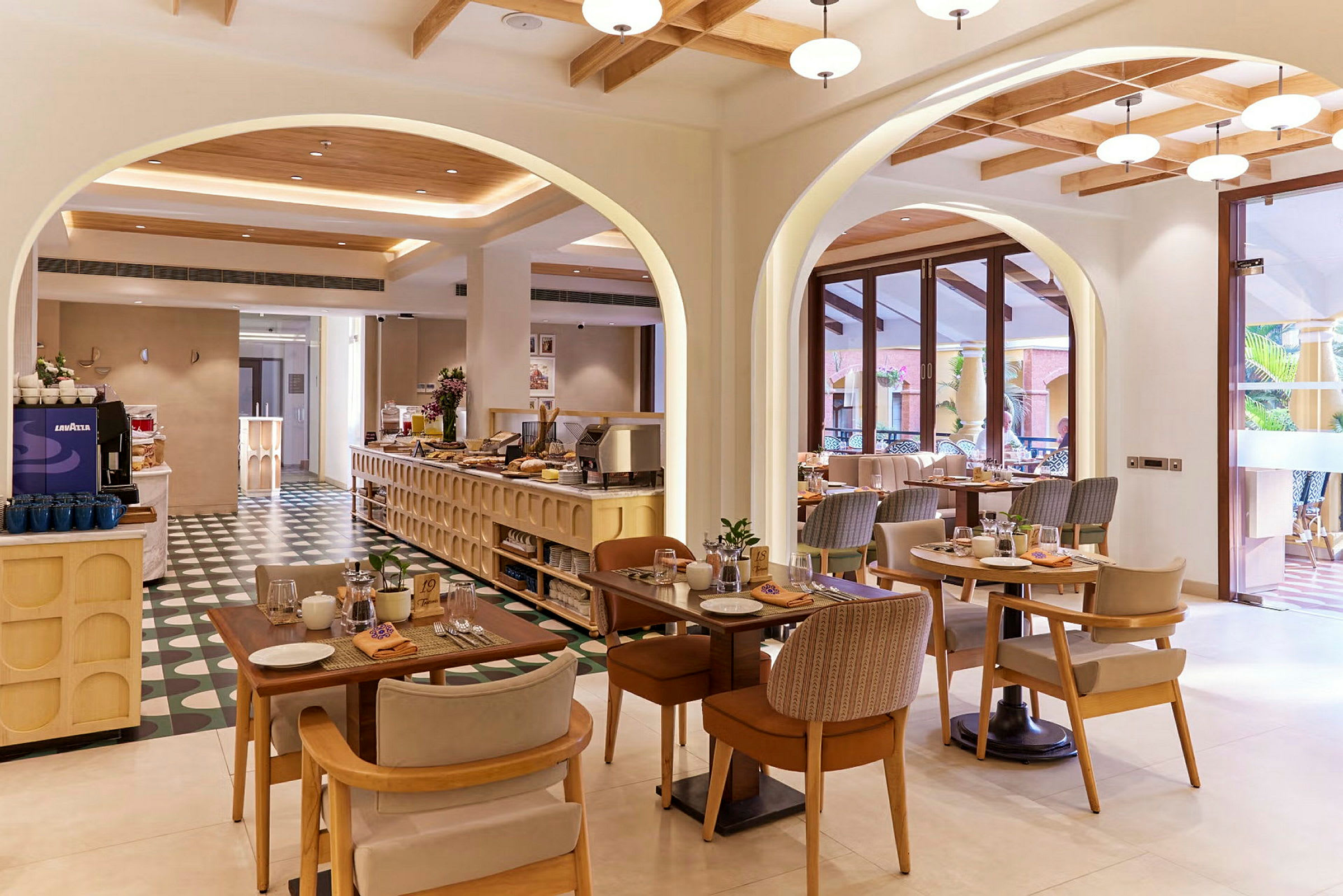 Restaurant med moderne træmøbler, indbydende interiør og spiseområde. (AI-genereret tekst)