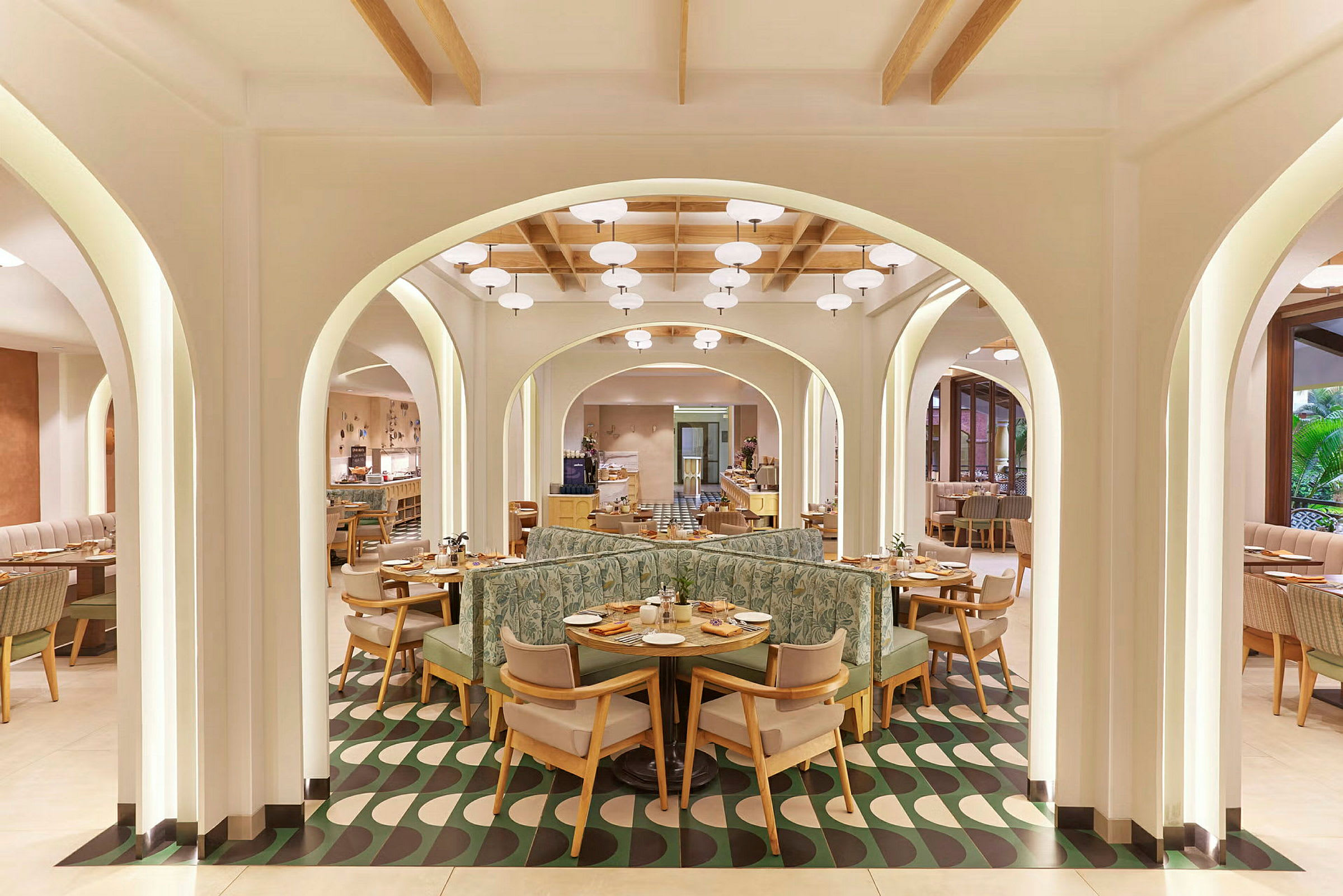 Restaurant med moderne indretning og buede hvælvinger. (AI-genereret tekst)