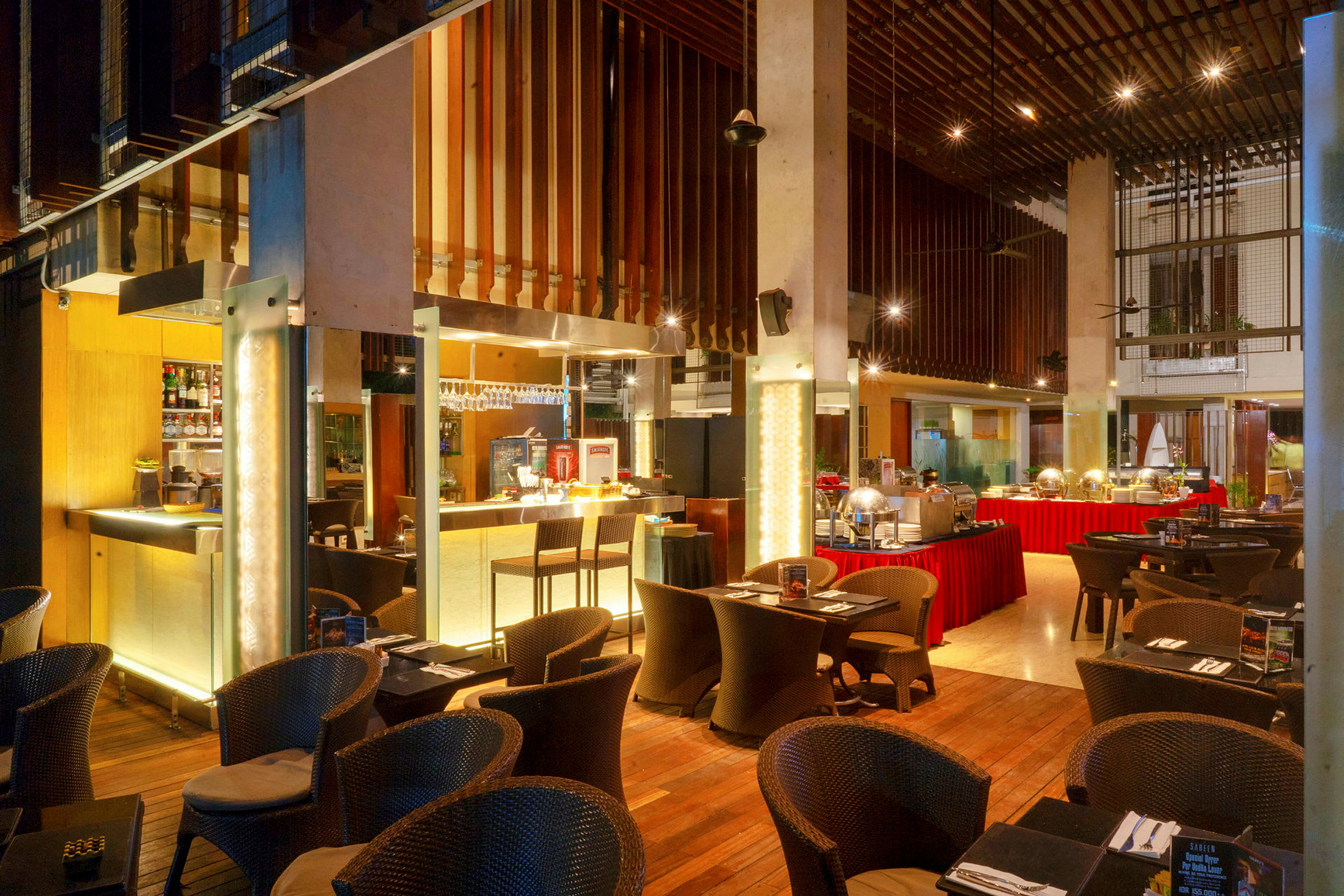 En restaurant med buffet og siddepladser, indrettet med trådekorationer og varm belysning. (AI-genereret tekst)