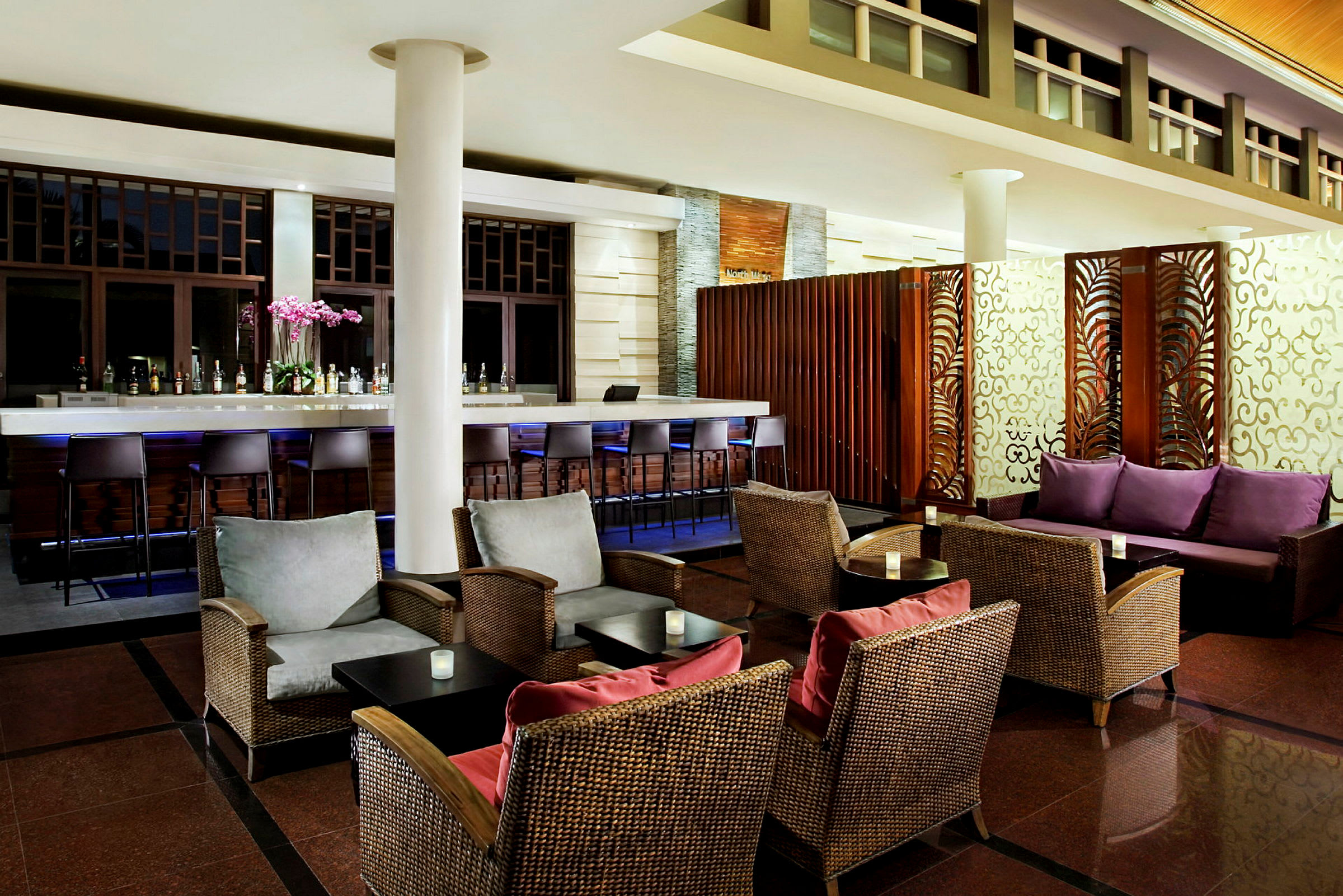 En stilfuld hotelbar med moderne møbler og elegant dekoration. (AI-genereret tekst)