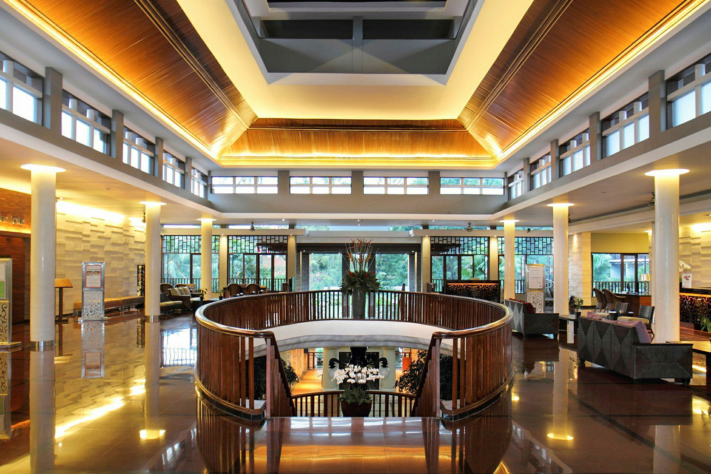 Hotellobby med trappe og moderne indretning. (AI-genereret tekst)