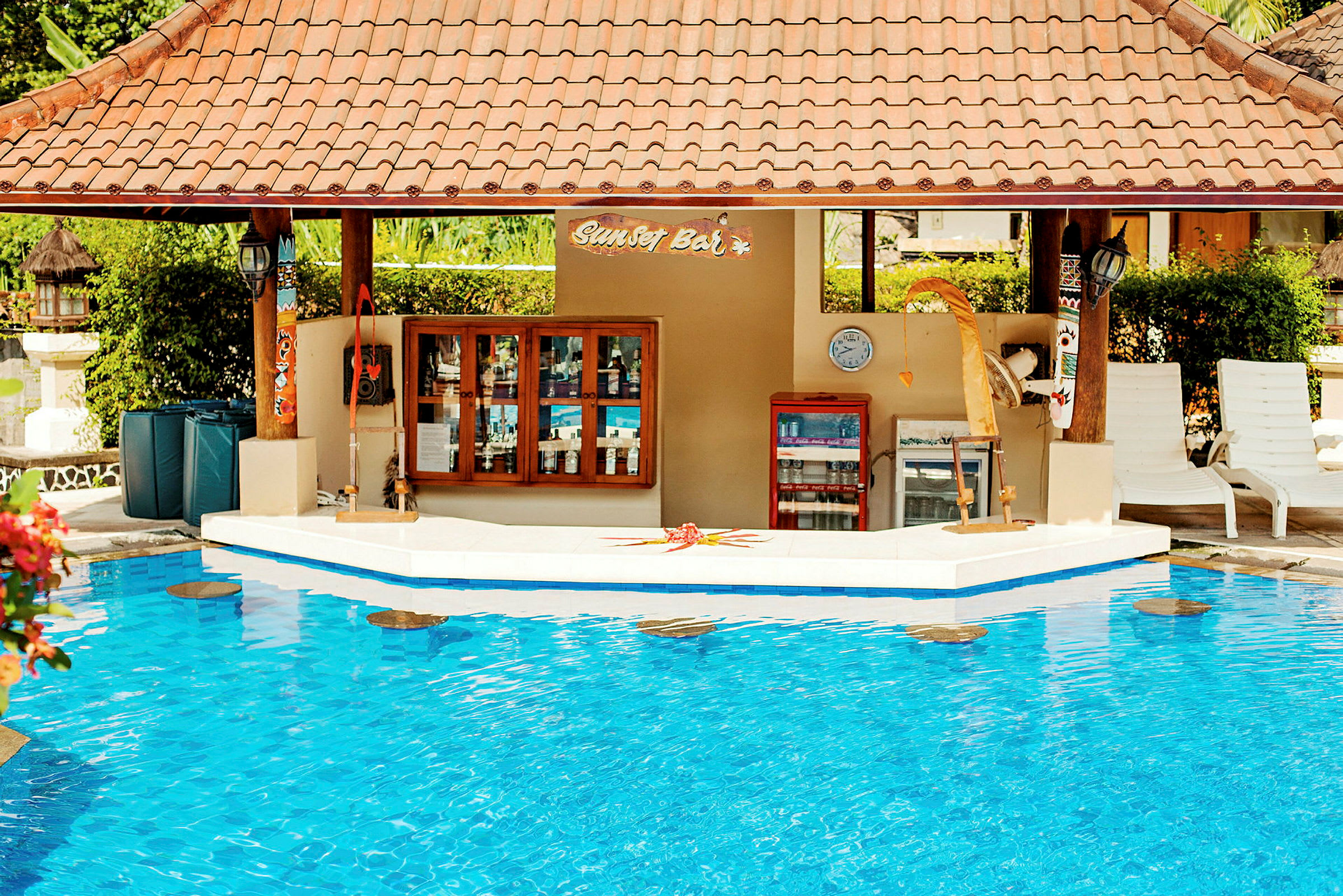 En poolbar under et tag ved en udendørs swimmingpool. (AI-genereret tekst)