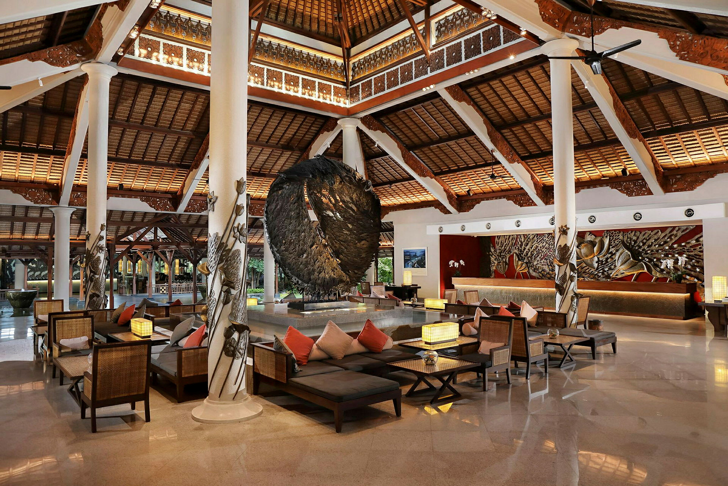 En elegant hotellobby med højt loft, siddeområder og dekorative detaljer. (AI-genereret tekst)