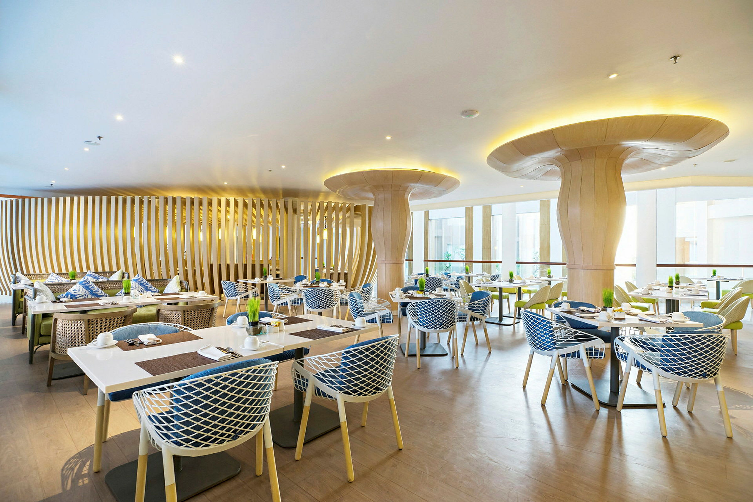 En moderne restaurant med elegante møbler og unikt design. (AI-genereret tekst)