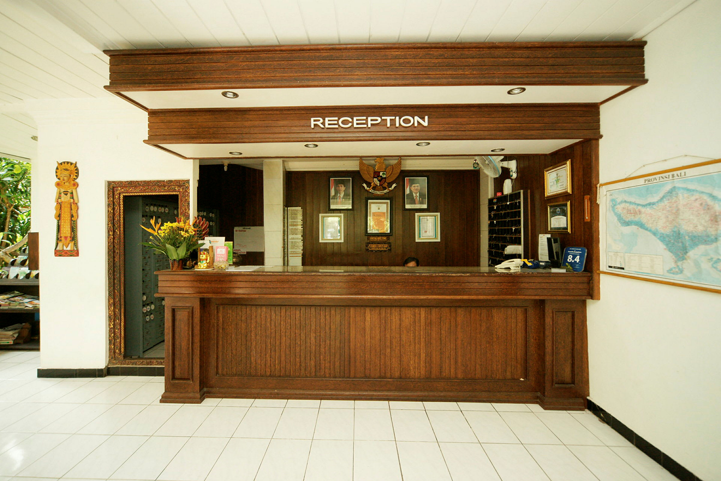 Reception med træpaneler og dekorationer. (AI-genereret tekst)