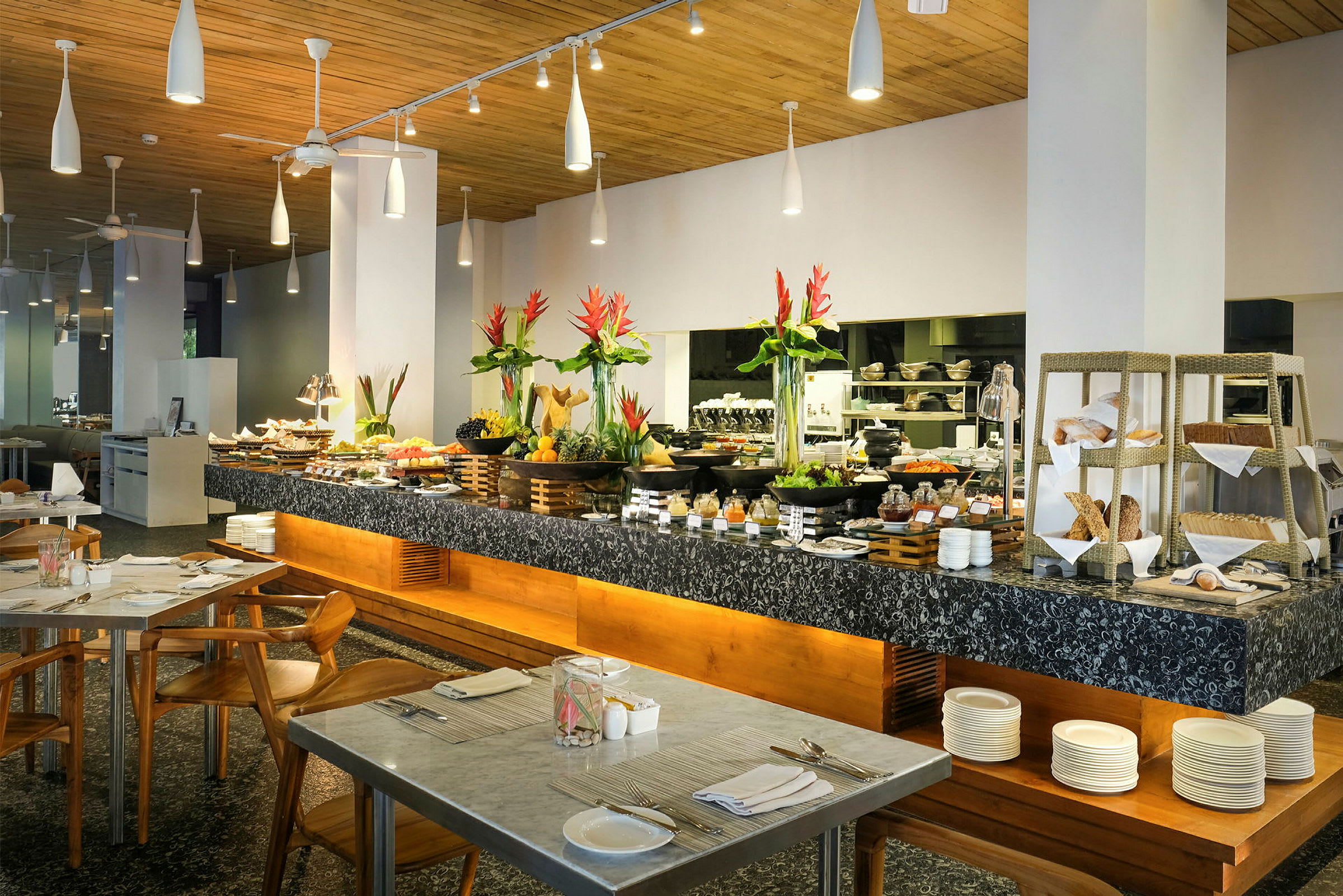 En elegant buffet med mad og dekorationer i en restaurant. (AI-genereret tekst)