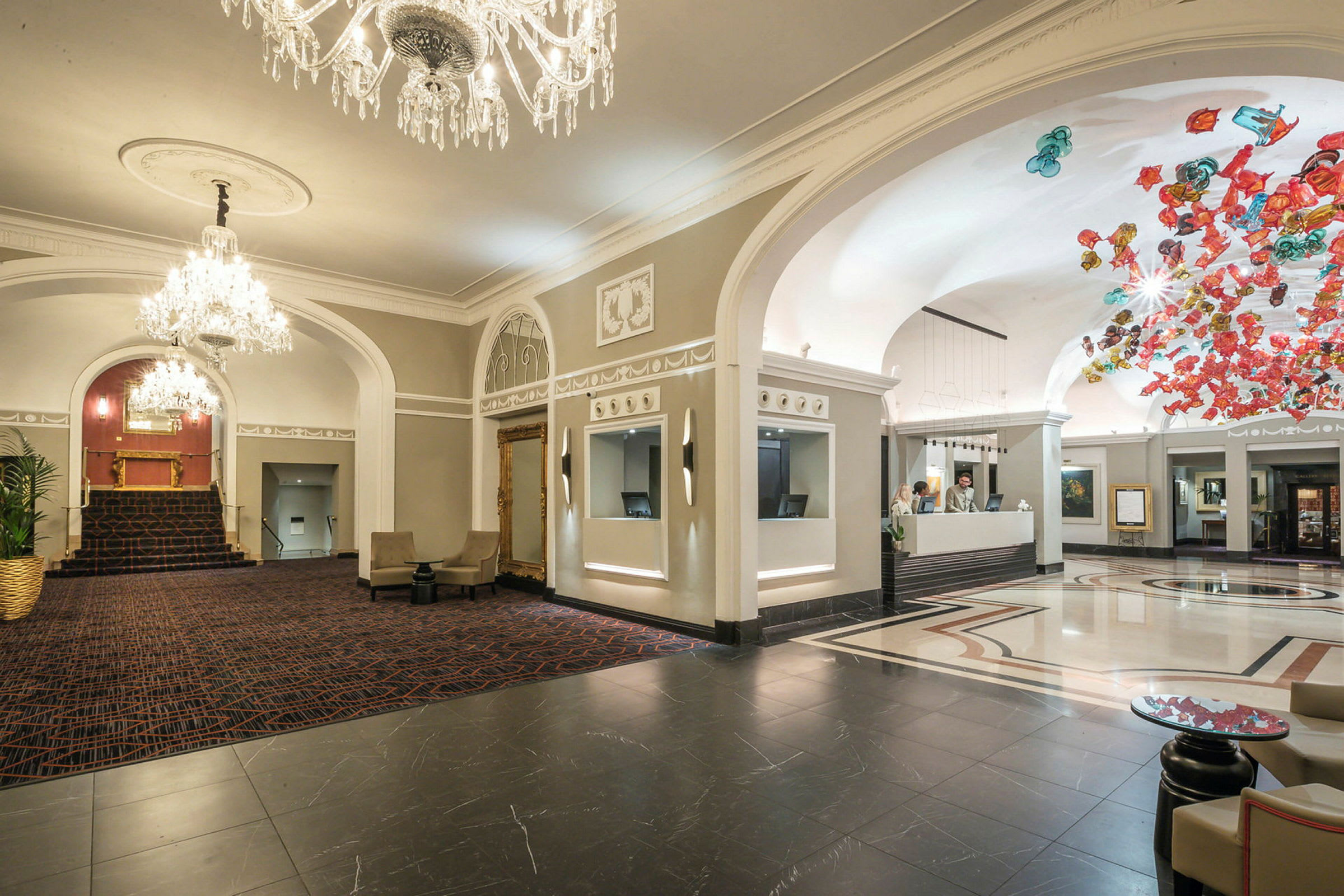 Hotellets lobby med plads og elegante detaljer, receptionen til højre. (AI-genereret tekst)