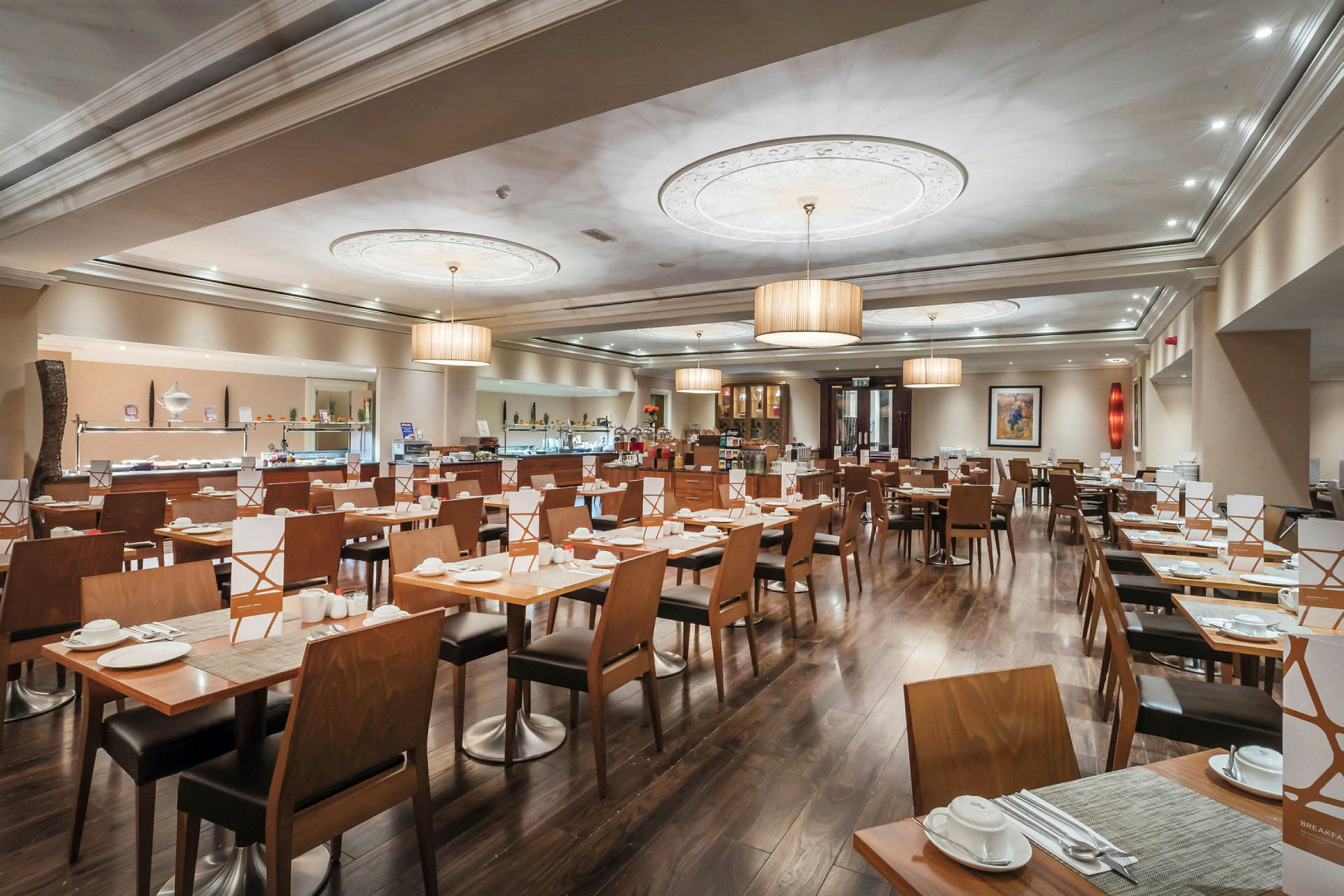 Restaurant med dækkede borde og stole. (AI-genereret tekst)